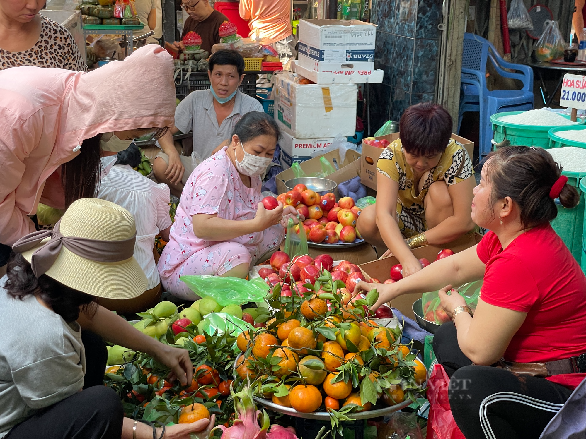 Chợ Tết Sài Gòn đắt như tôm tươi từ tờ mờ sáng - Ảnh 6.