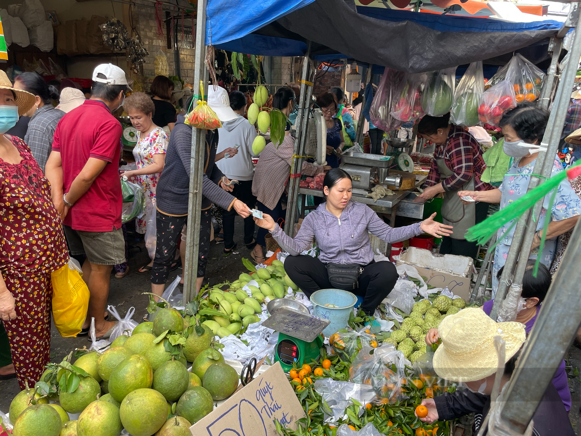 Chợ Tết Sài Gòn đắt như tôm tươi từ tờ mờ sáng - Ảnh 7.