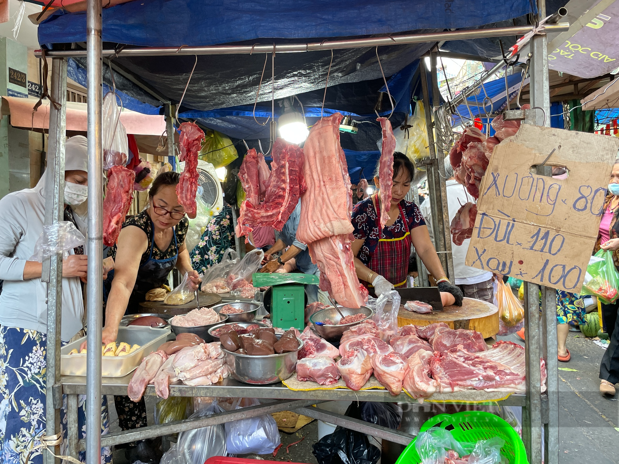 Chợ Tết Sài Gòn đắt như tôm tươi từ tờ mờ sáng - Ảnh 8.