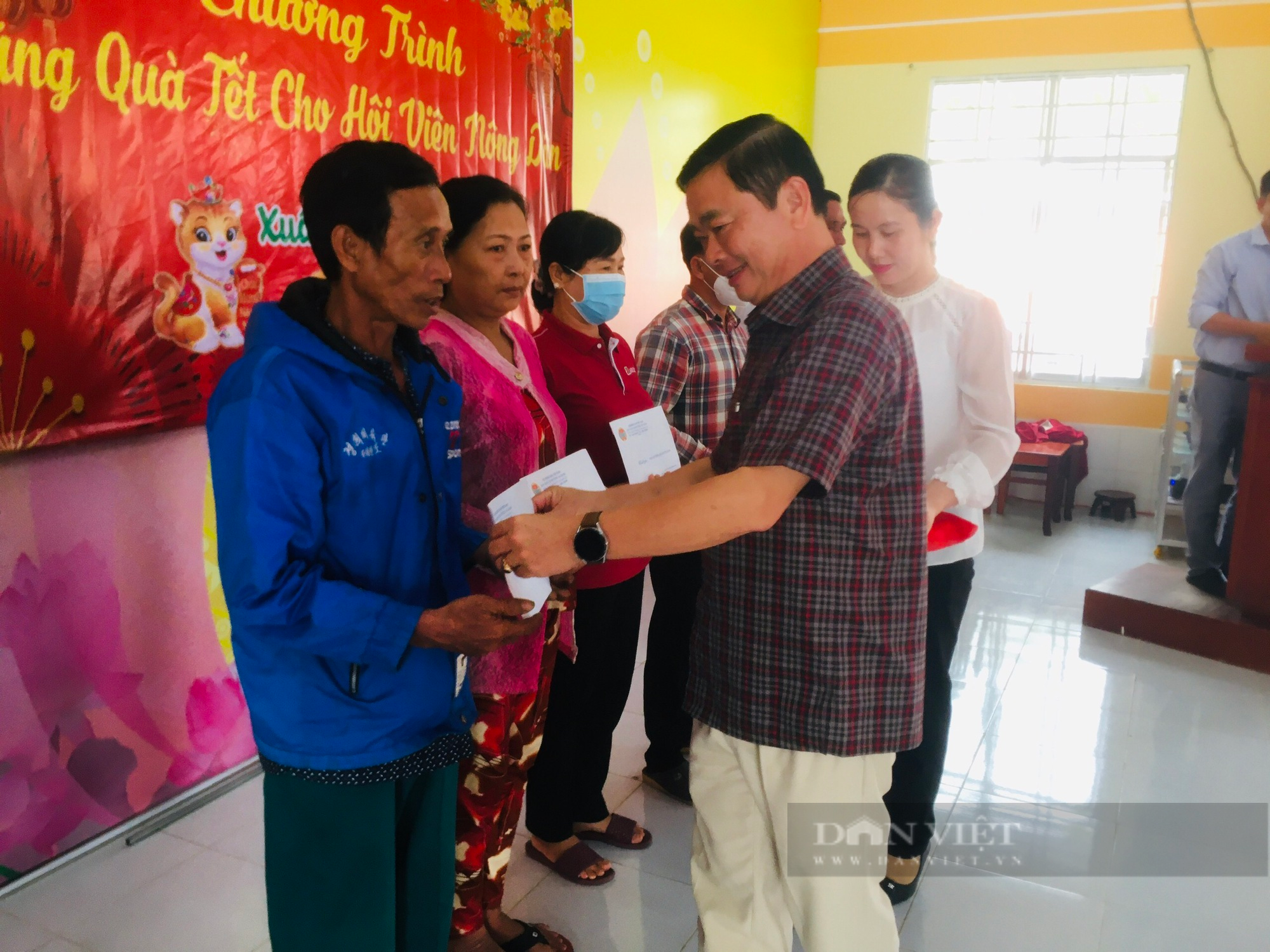 Hội Nông dân tỉnh An Giang trao 300 phần quà Tết cho hội viên có hoàn cảnh khó khăn - Ảnh 1.