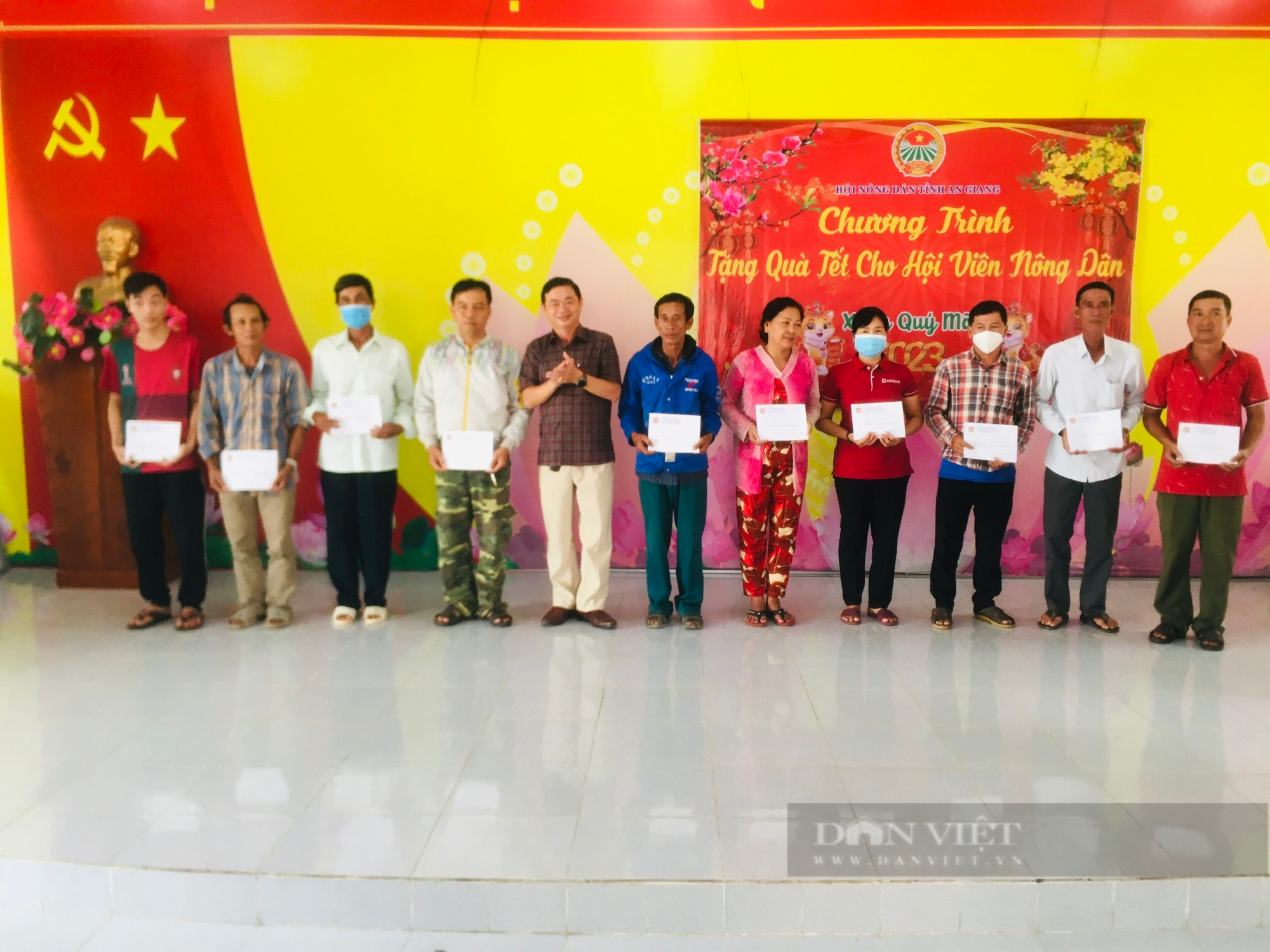 Hội Nông dân tỉnh An Giang trao 300 phần quà Tết cho hội viên có hoàn cảnh khó khăn - Ảnh 2.