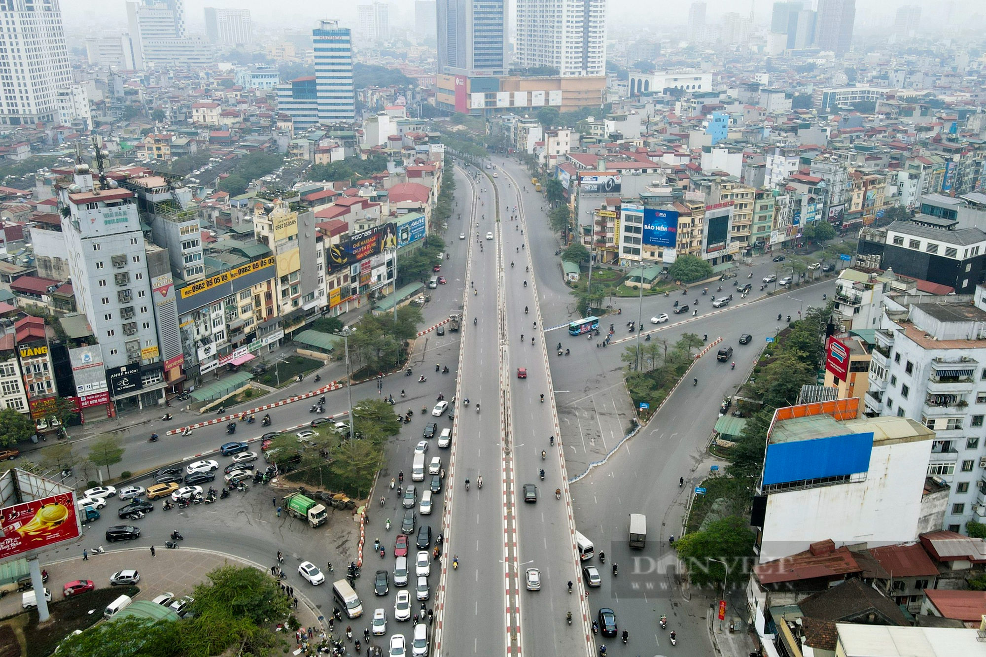 Đường phố Hà Nội vắng lặng ngày đầu nghỉ Tết Nguyên đán 2023 - Ảnh 1.