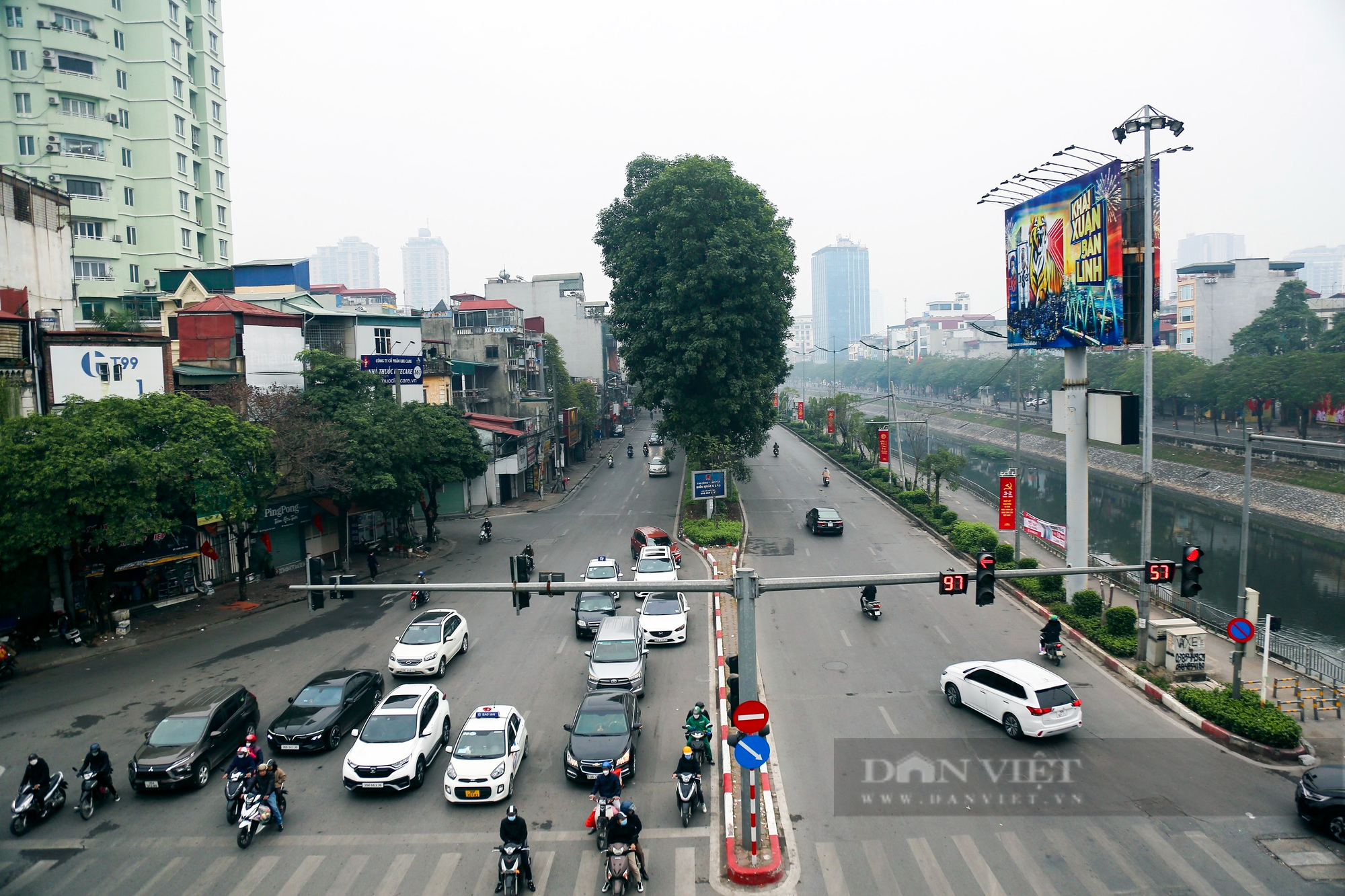 Đường phố Hà Nội vắng lặng ngày đầu nghỉ Tết Nguyên đán 2023 - Ảnh 2.