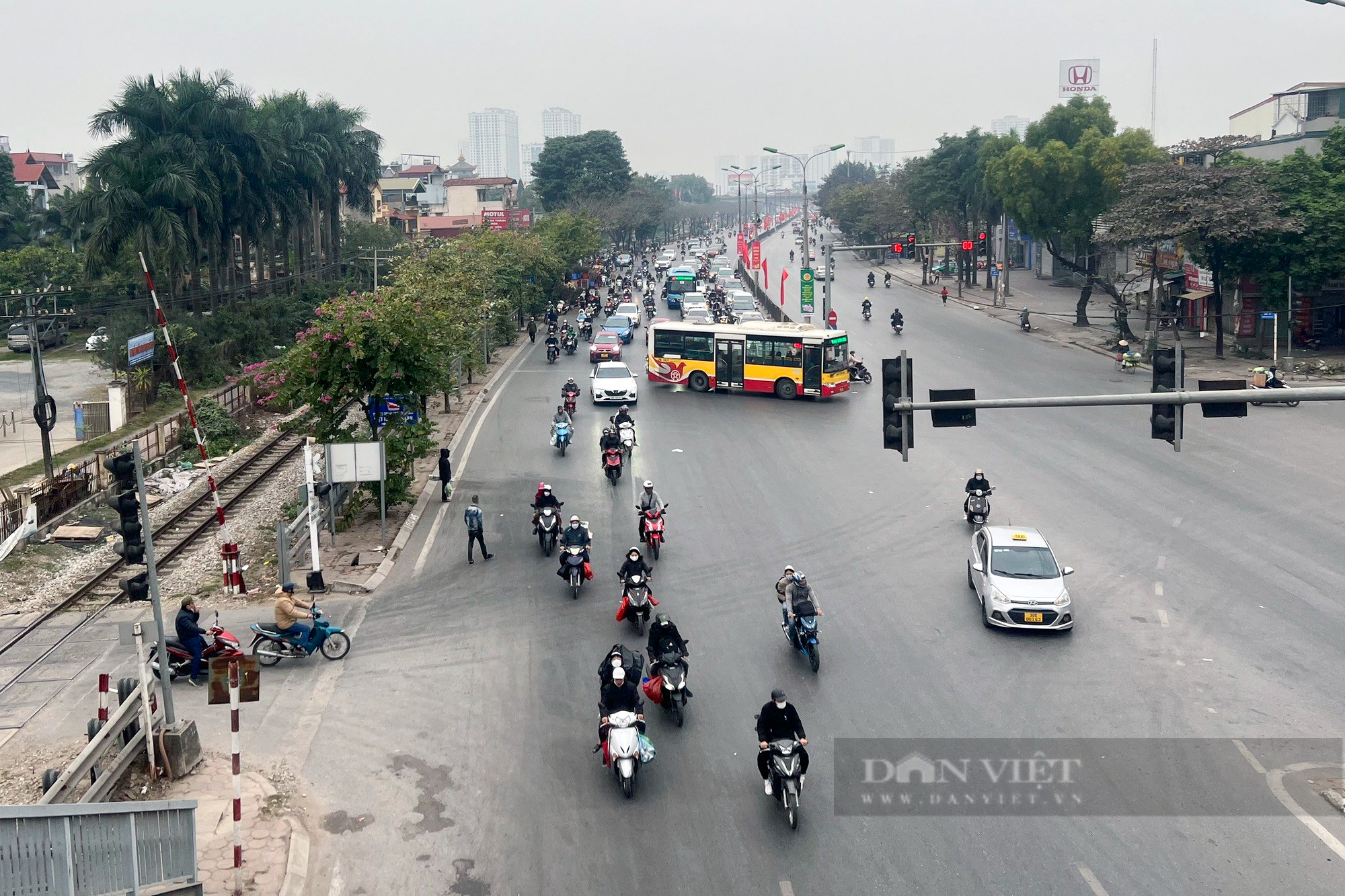 Đường phố Hà Nội vắng lặng ngày đầu nghỉ Tết Nguyên đán 2023 - Ảnh 9.