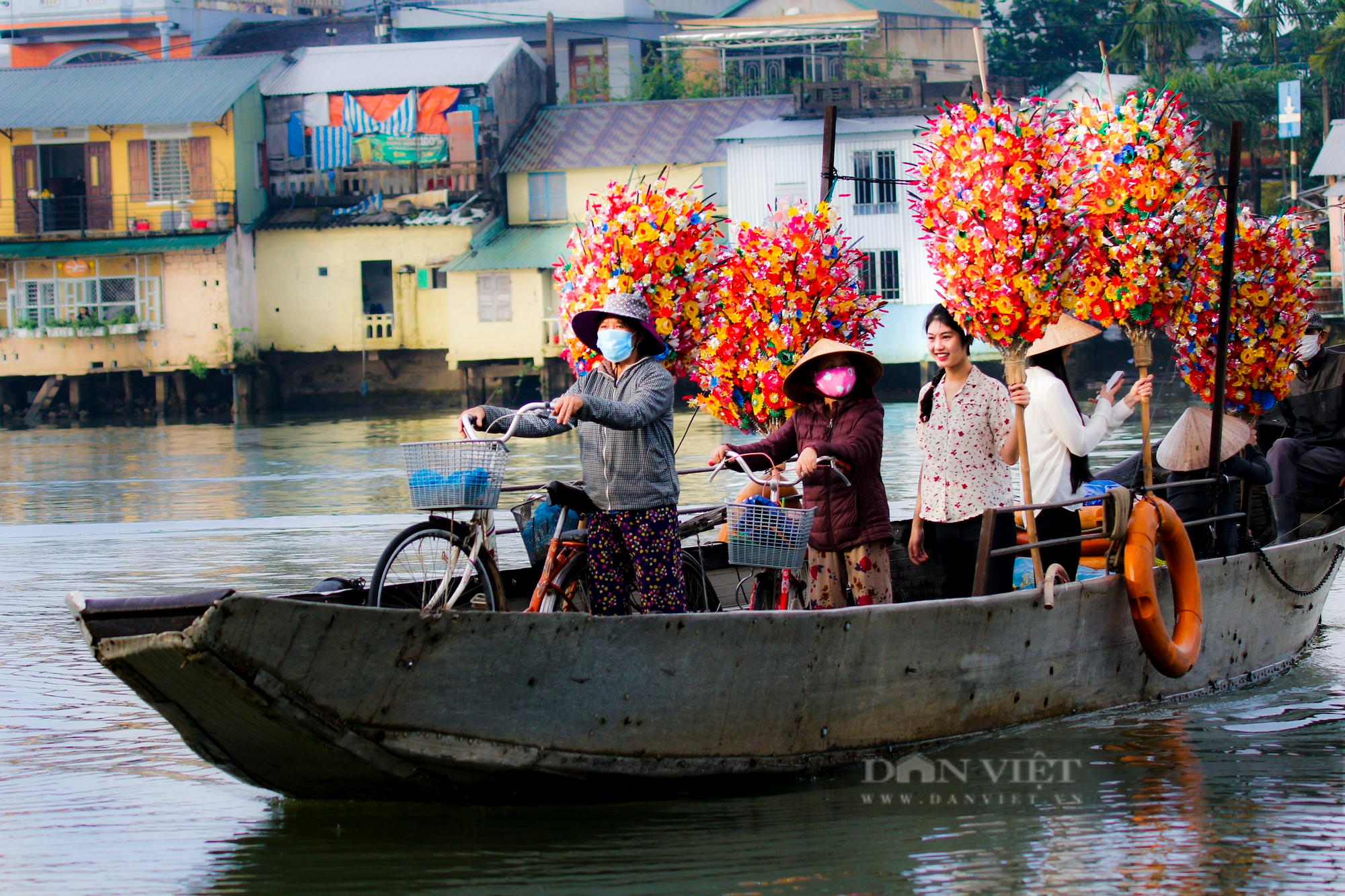 Rực rỡ sắc màu Tết tại làng nghề hoa giấy hơn 300 tuổi tại Huế - Ảnh 2.