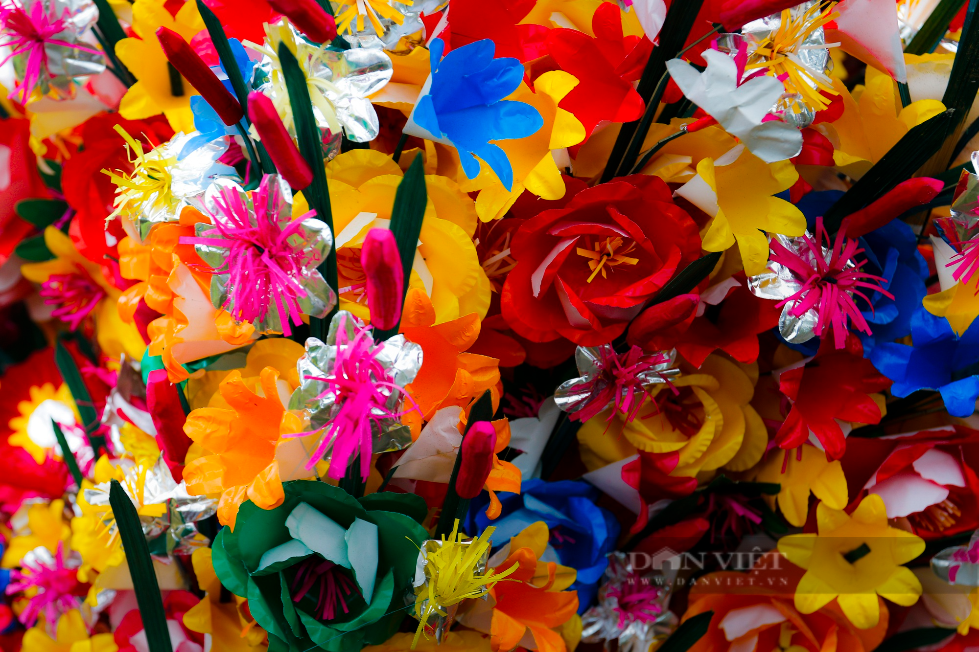 Rực rỡ sắc màu Tết tại làng nghề hoa giấy hơn 300 tuổi tại Huế - Ảnh 4.