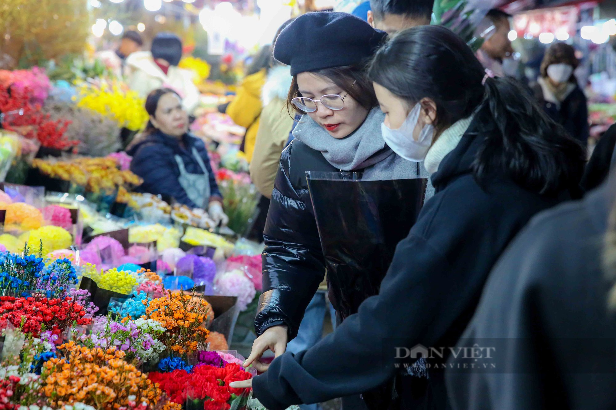 Giáp tết chợ hoa Quảng Bá vẫn đông nghịt người dân lúc nửa đêm - Ảnh 3.