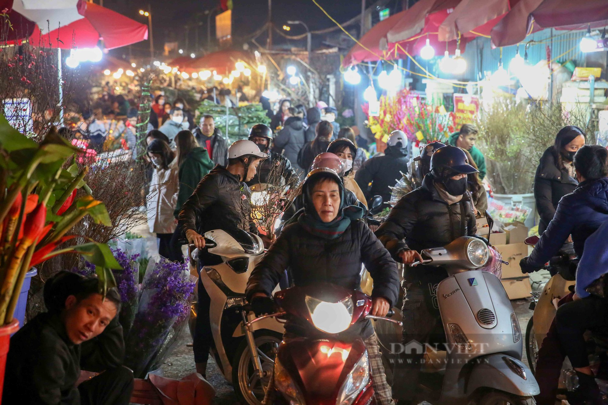 Giáp tết chợ hoa Quảng Bá vẫn đông nghịt người dân lúc nửa đêm - Ảnh 10.