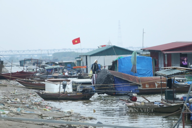 Cuộc sống lênh đênh của những phận người “ăn ngủ” dưới lòng sông Hồng ước mơ một lần ăn Tết trên bờ - Ảnh 6.