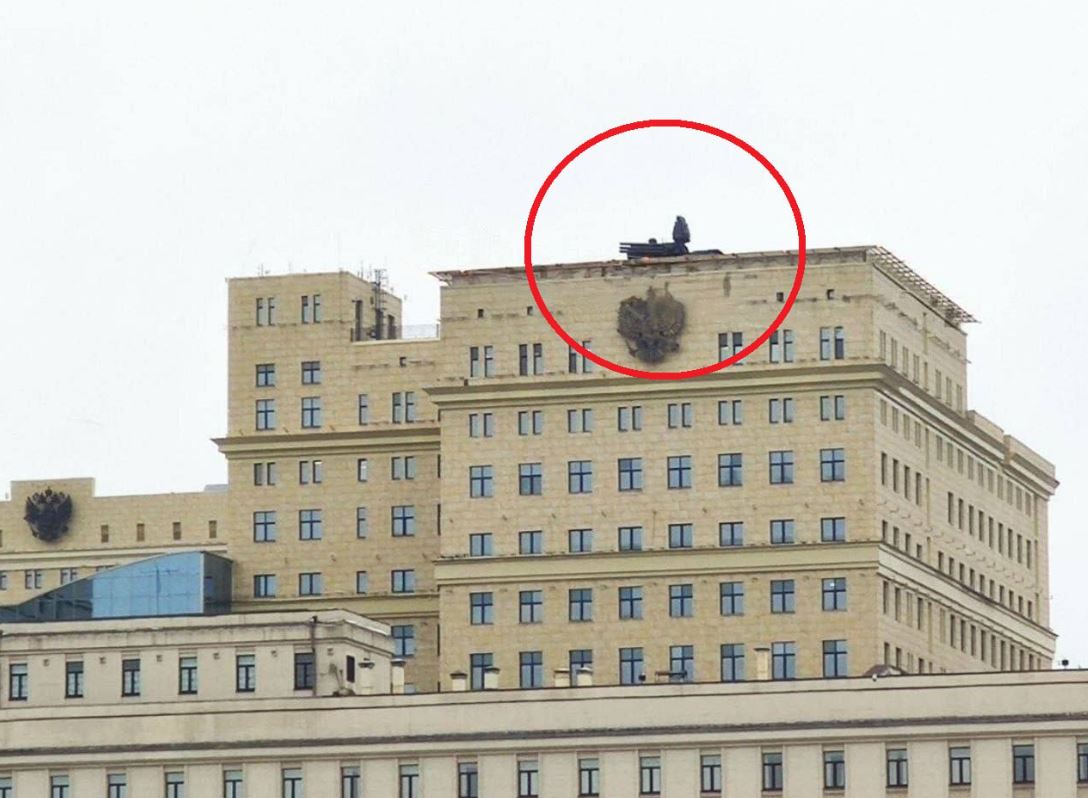 Nga đặt hệ thống phòng không trên các mái nhà ở Moscow do lo ngại bị tấn công tầm xa - Ảnh 1.