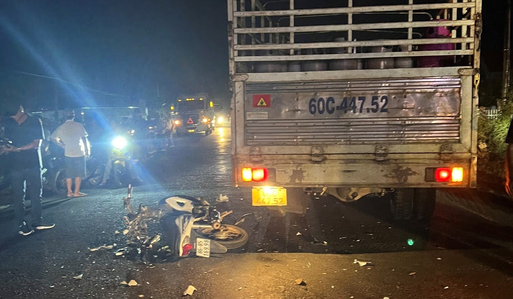 Liên tiếp xảy ra 2 vụ tai nạn trên Quốc lộ 55 khiến 5 người trong tử vong thương tâm ở Bình Thuận  - Ảnh 1.