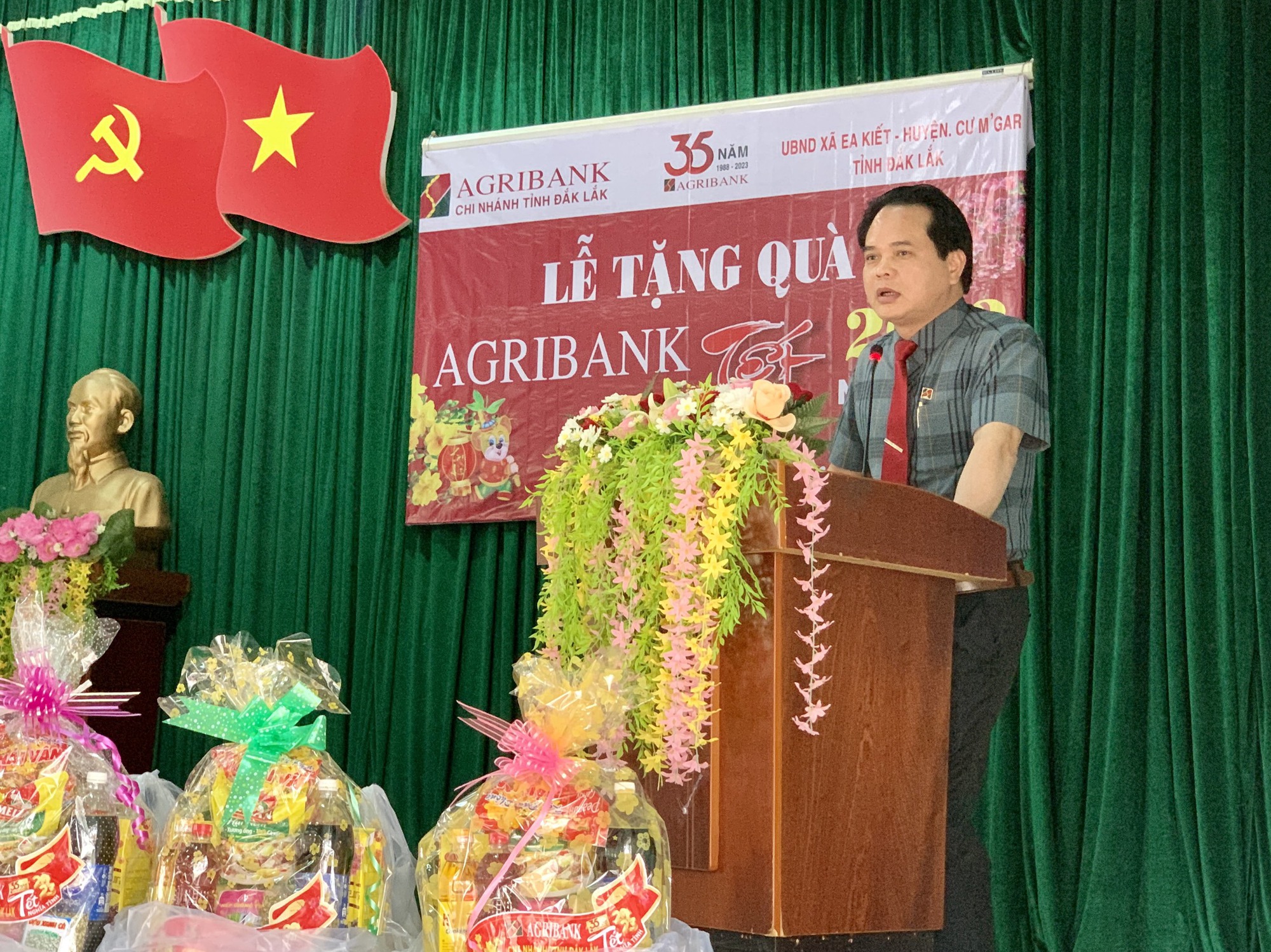 Agribank tỉnh Đắk Lắk: Tặng quà tết cho người nghèo xã Ea Kiết  - Ảnh 1.