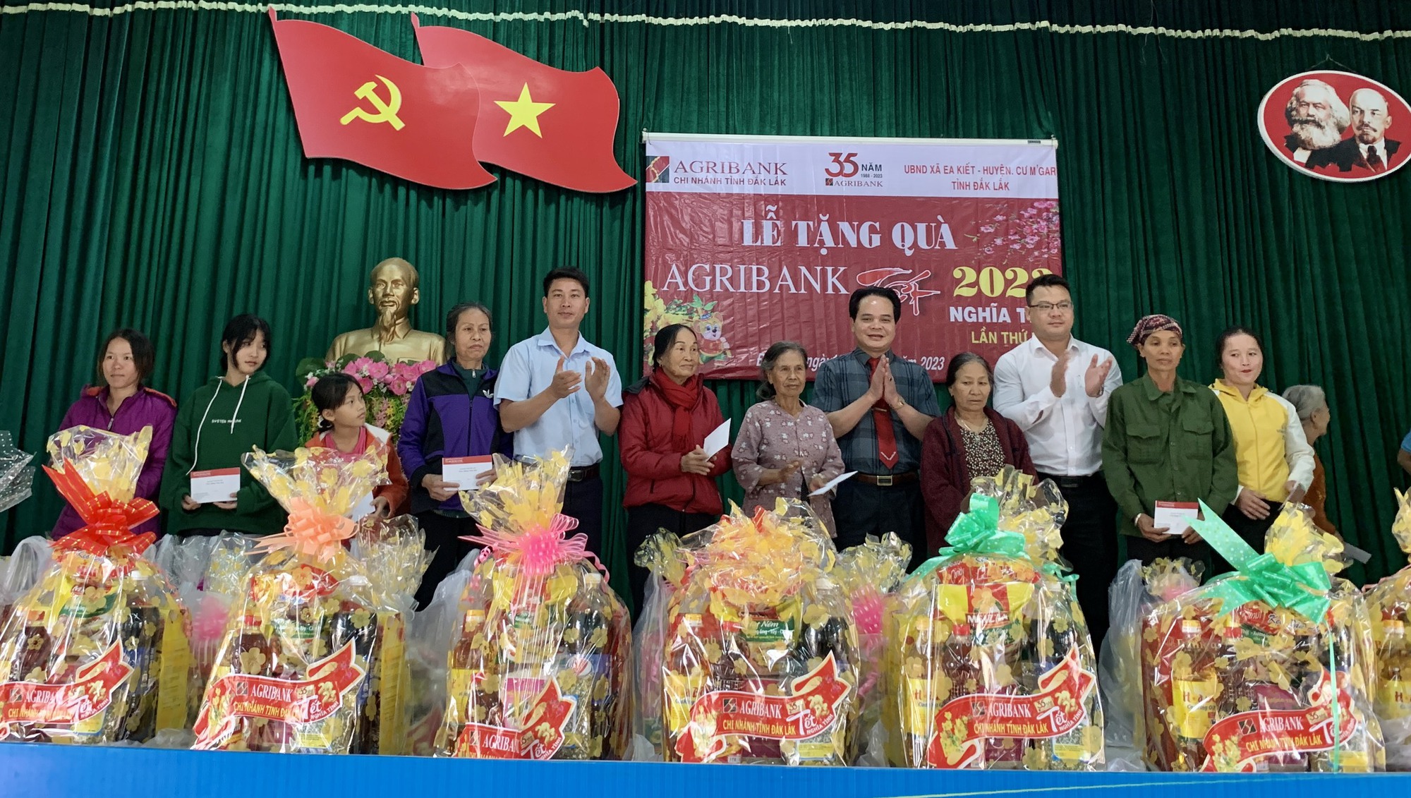 Agribank tỉnh Đắk Lắk: Tặng quà tết cho người nghèo xã Ea Kiết  - Ảnh 2.