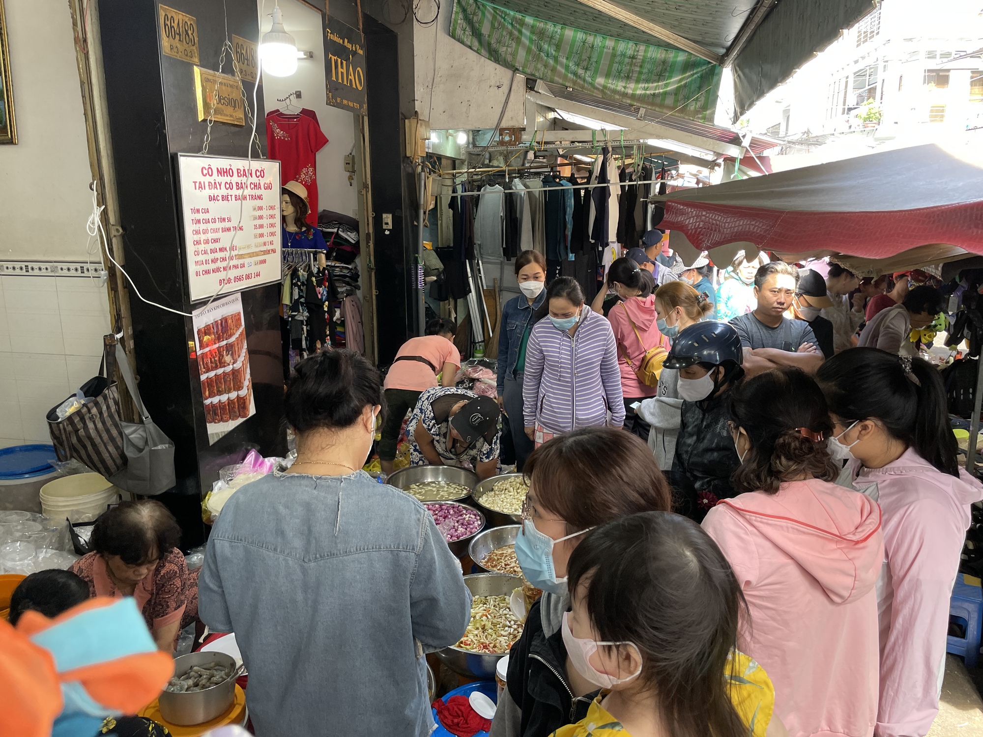 Chợ Tết Sài Gòn đắt như tôm tươi từ tờ mờ sáng - Ảnh 9.