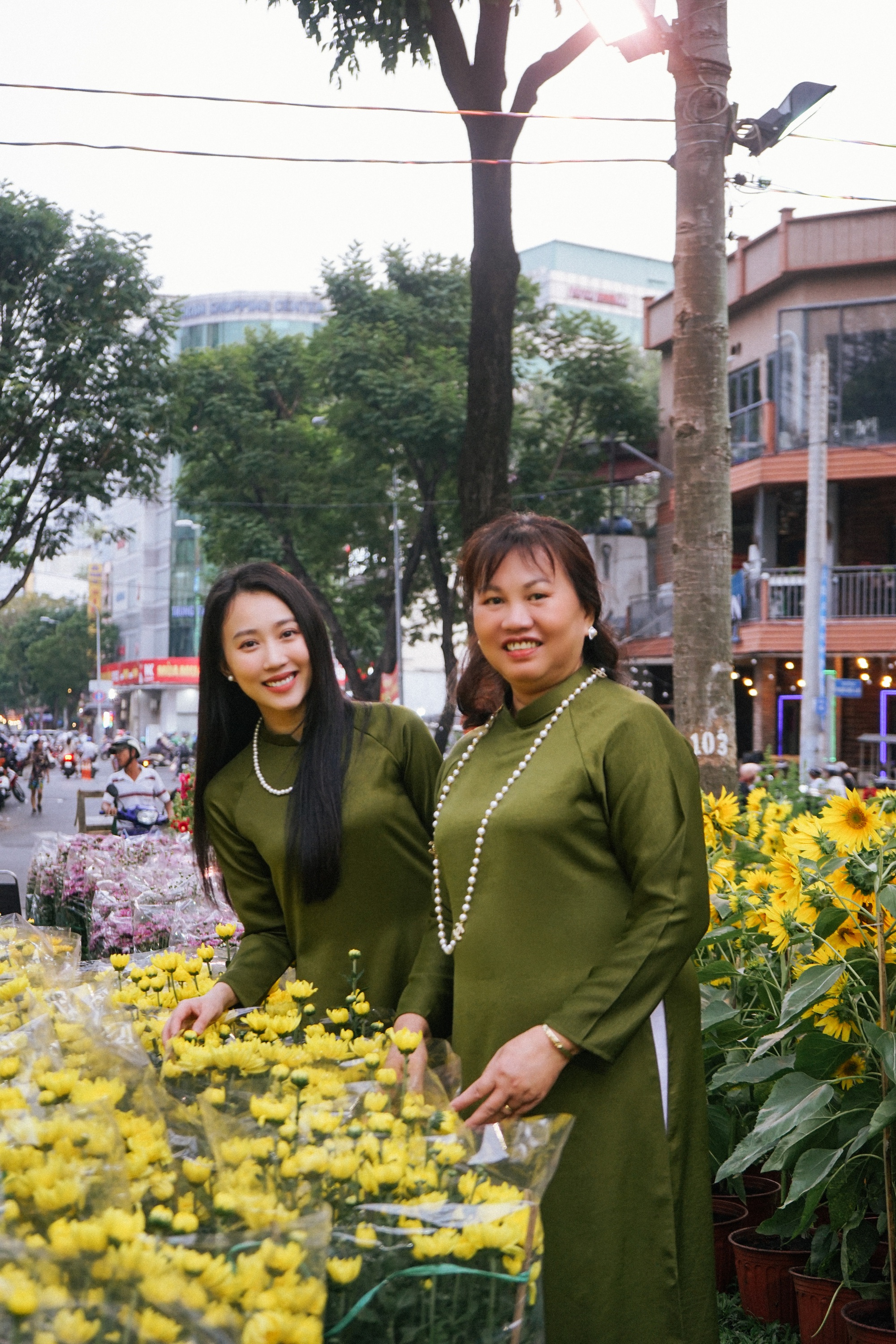 Hai người đẹp họ Huỳnh kể chuyện về quê ăn Tết trong tà áo dài xuân Quý Mão - Ảnh 6.