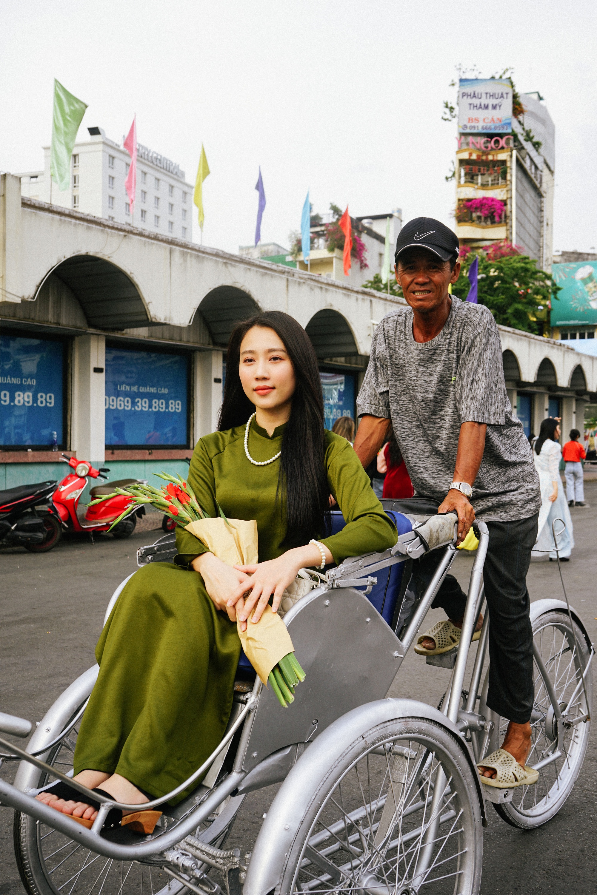 Hai người đẹp họ Huỳnh kể chuyện về quê ăn Tết trong tà áo dài xuân Quý Mão - Ảnh 7.