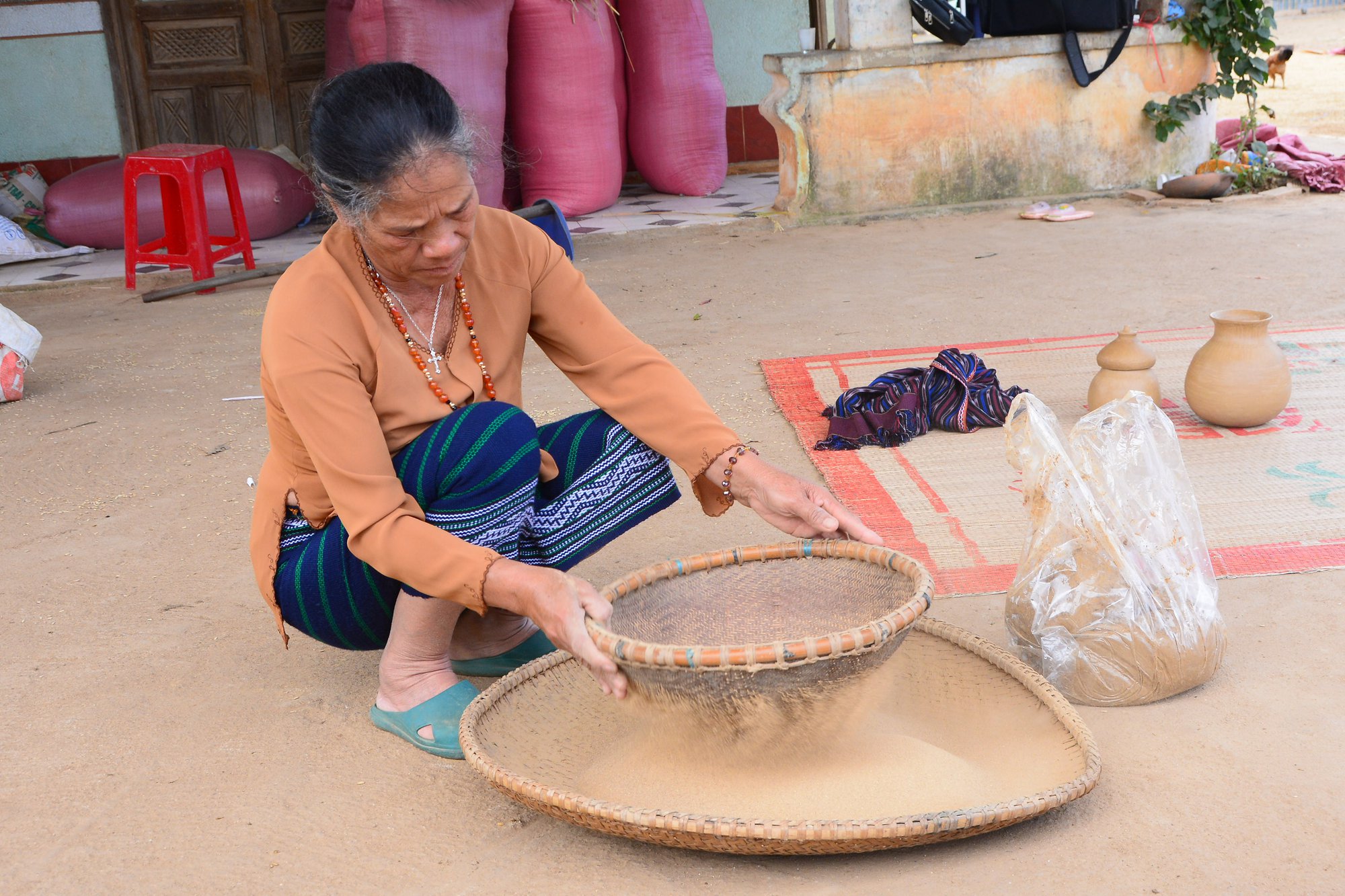 Nghệ nhân gần 70 tuổi người Churu làm gốm không dùng bàn xoay, nung gốm lộ thiên - Ảnh 3.