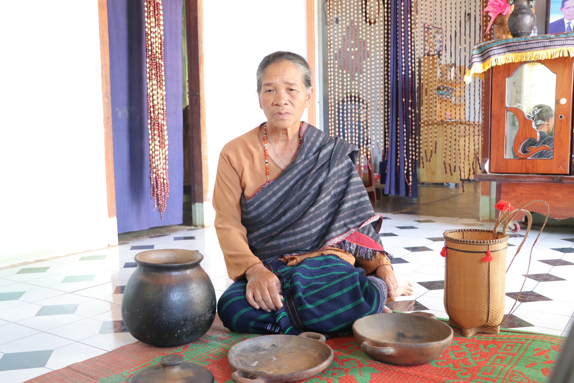 Nghệ nhân gần 70 tuổi người Churu làm gốm không dùng bàn xoay, nung gốm lộ thiên - Ảnh 1.