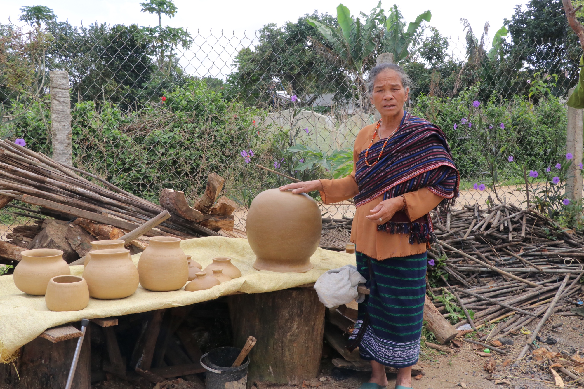 Nghệ nhân gần 70 tuổi người Churu làm gốm không dùng bàn xoay, nung gốm lộ thiên - Ảnh 6.