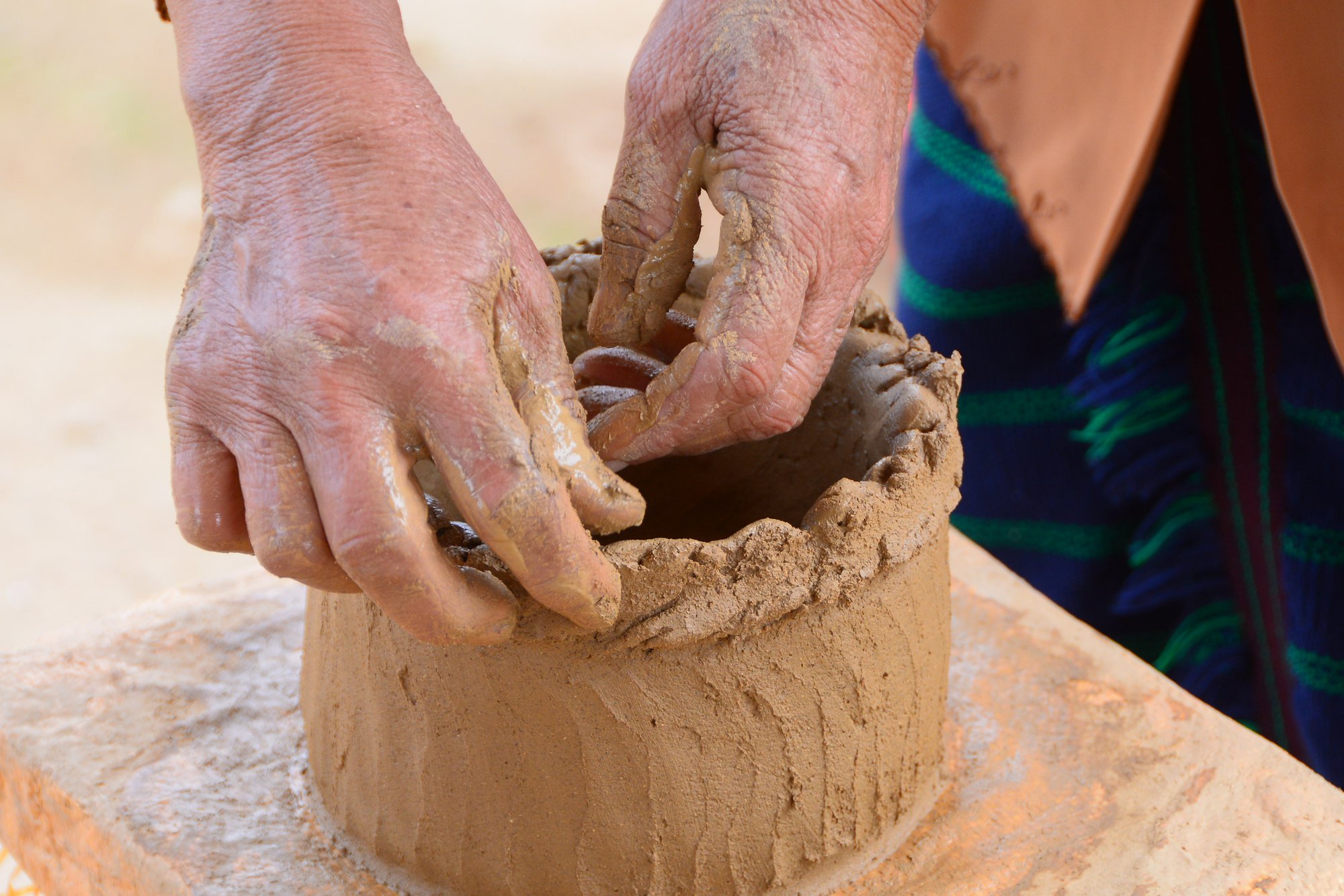 Nghệ nhân gần 70 tuổi người Churu làm gốm không dùng bàn xoay, nung gốm lộ thiên - Ảnh 5.