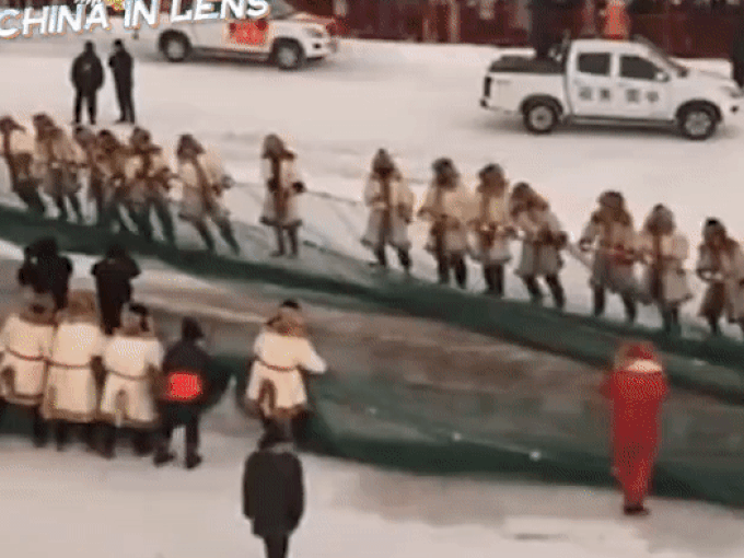 Trung Quốc: Ngư dân chịu cái lạnh -20 độ C để thực hiện điều này cho mùa lễ hội câu cá - Ảnh 2.