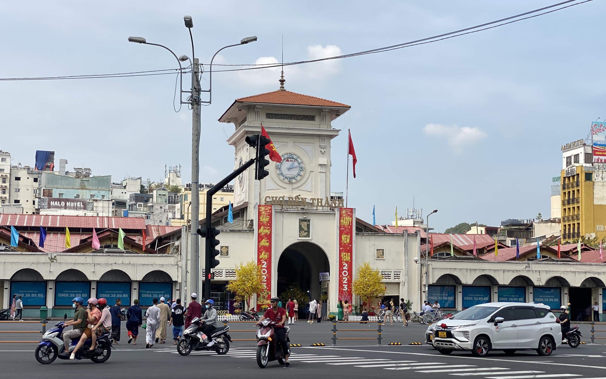 TP.HCM: Lắp đèn xanh đèn đỏ ở nút giao trước ngã tư chợ Bến Thành sau 6 năm trưng dụng tuyến Metro số 1