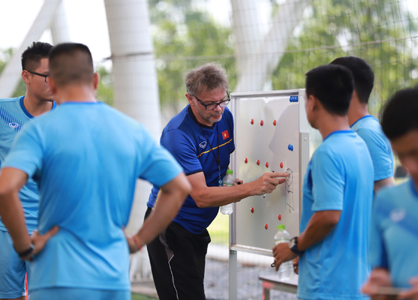 HLV Philippe Troussier nhận lương bao nhiêu khi dẫn dắt ĐT Việt Nam và từ đâu? - Ảnh 2.