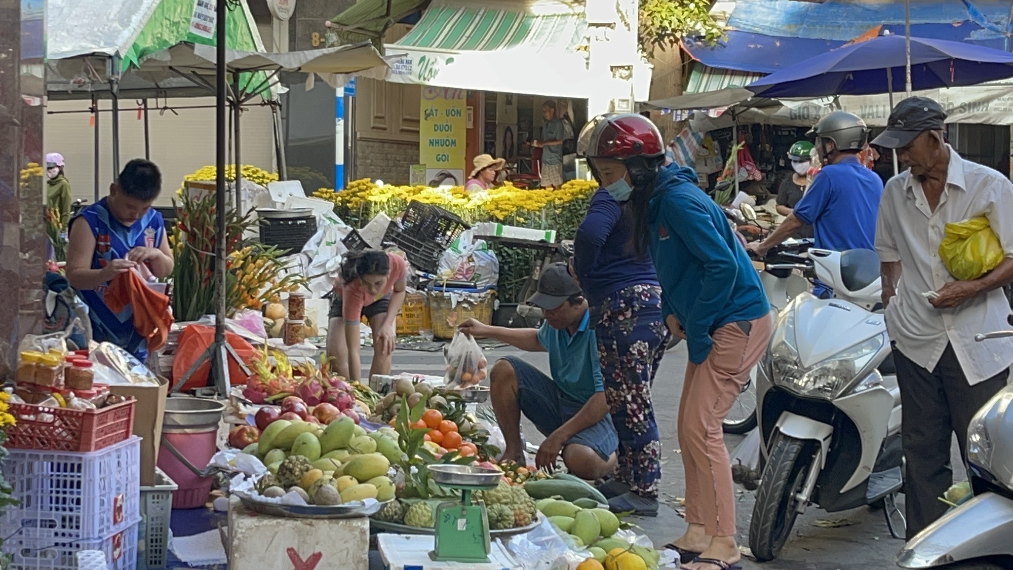 Đồng Nai: 30 Tết, trái cây chưng mâm ngũ quả giá tăng vọt vẫn thu hút người mua - Ảnh 2.