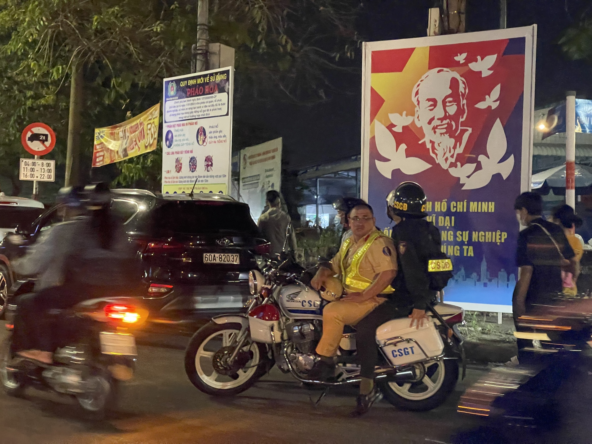 Đồng Nai: Hàng trăm cảnh sát có mặt khắp các nẻo đường tham gia điều tiết giao thông, giúp người dân vui xuân - Ảnh 4.