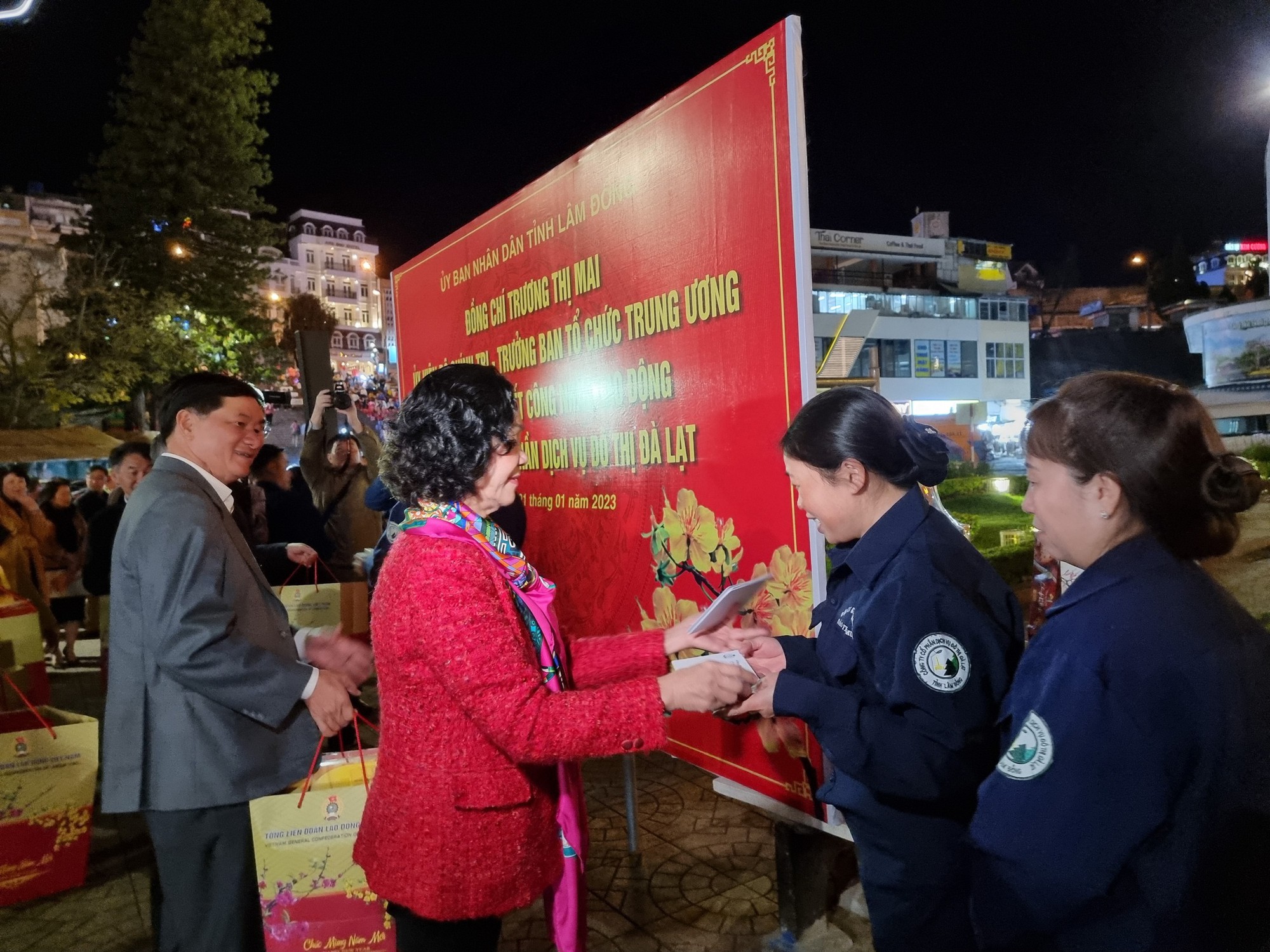 Bà Trương Thị Mai trao quà cho người lao động tại TP.Đà Lạt đêm 30 Tết - Ảnh 2.