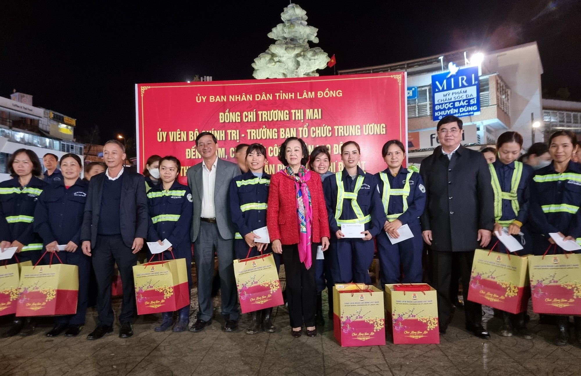 Bà Trương Thị Mai trao quà cho người lao động tại TP.Đà Lạt đêm 30 Tết - Ảnh 1.