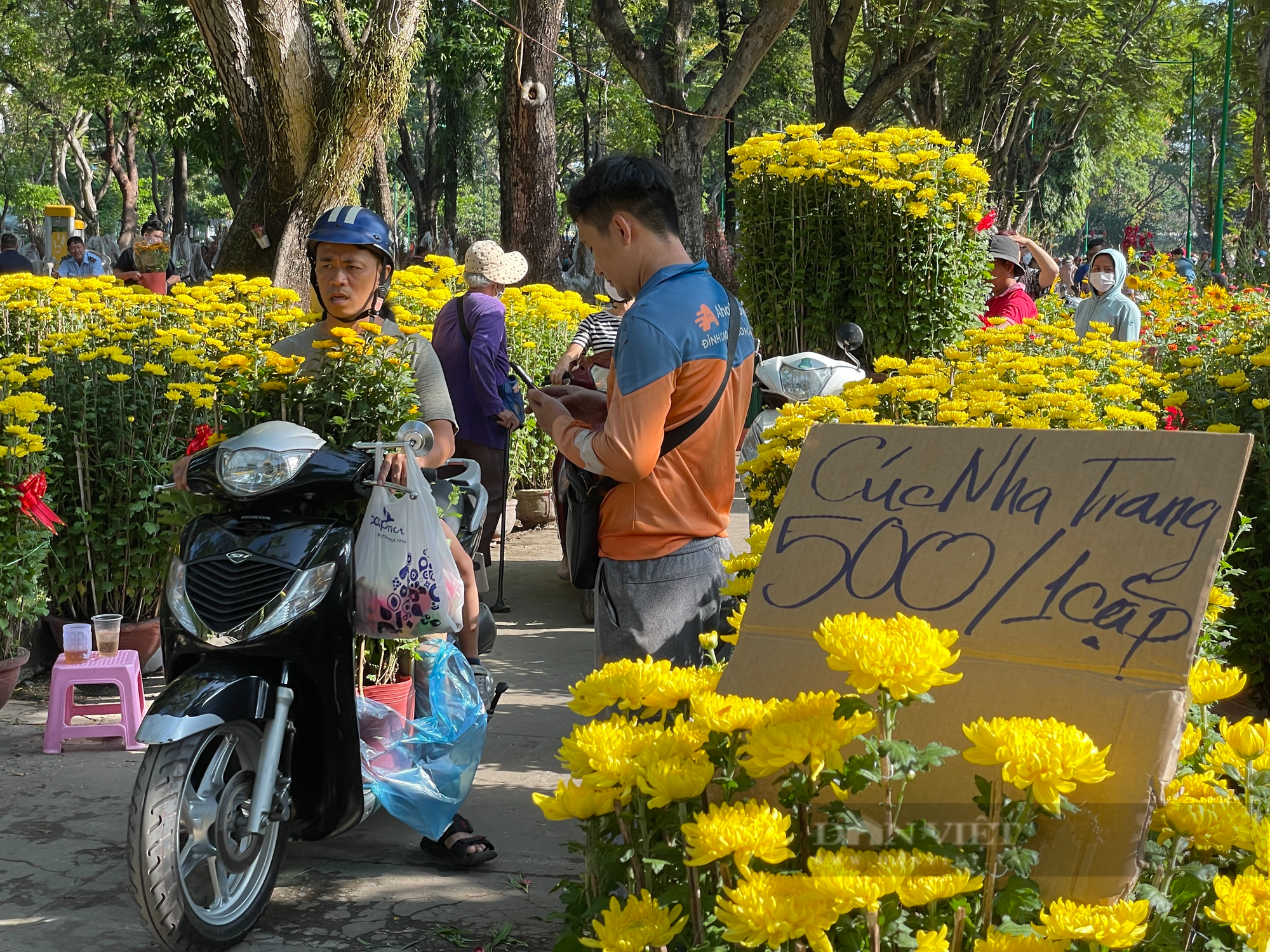 Chợ hoa Sài Gòn 30 Tết còn ê hề, nhà vườn bán rẻ như cho vẫn ế - Ảnh 1.