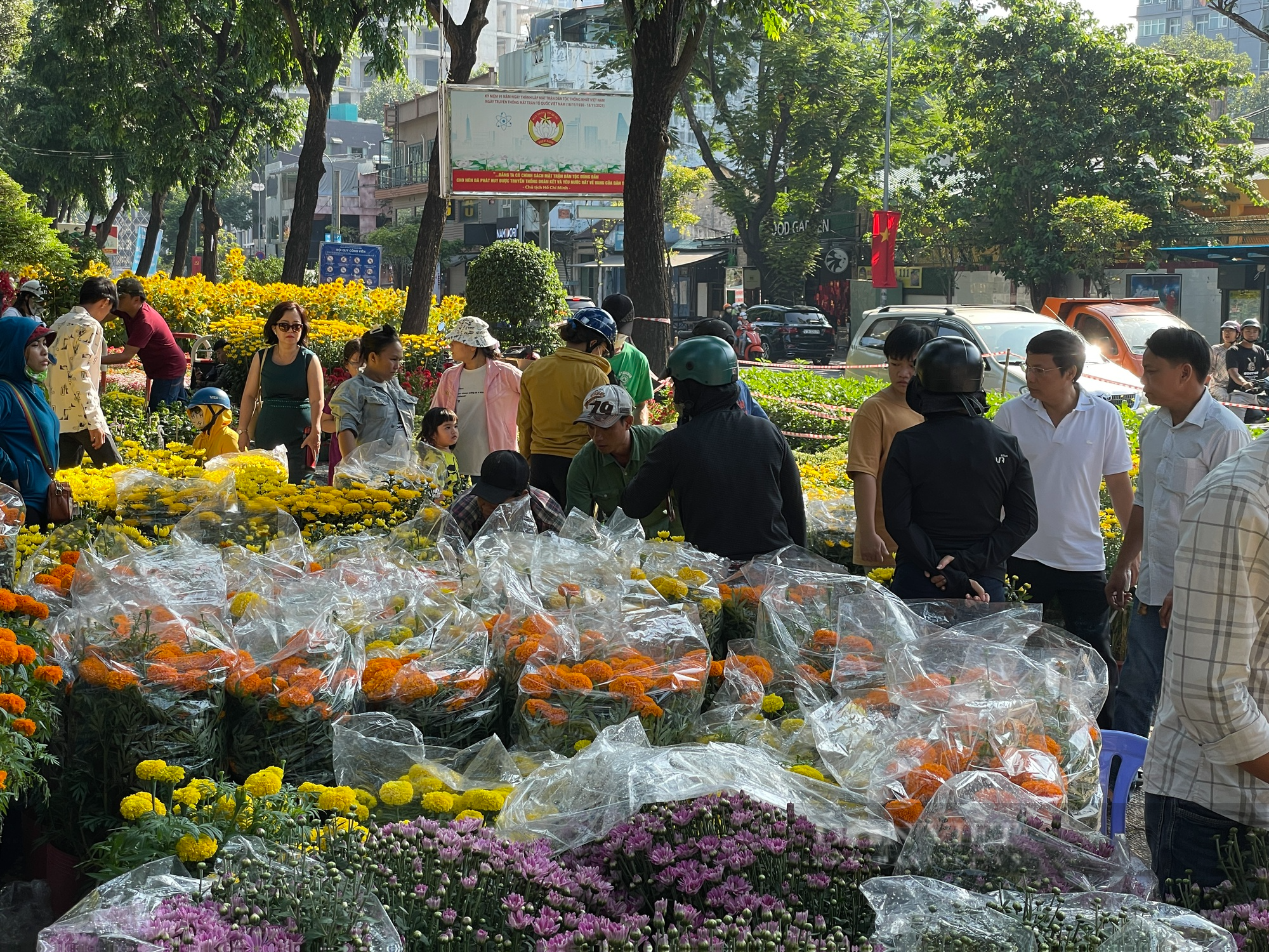 Chợ hoa Sài Gòn 30 Tết còn ê hề, nhà vườn bán rẻ như cho vẫn ế - Ảnh 8.