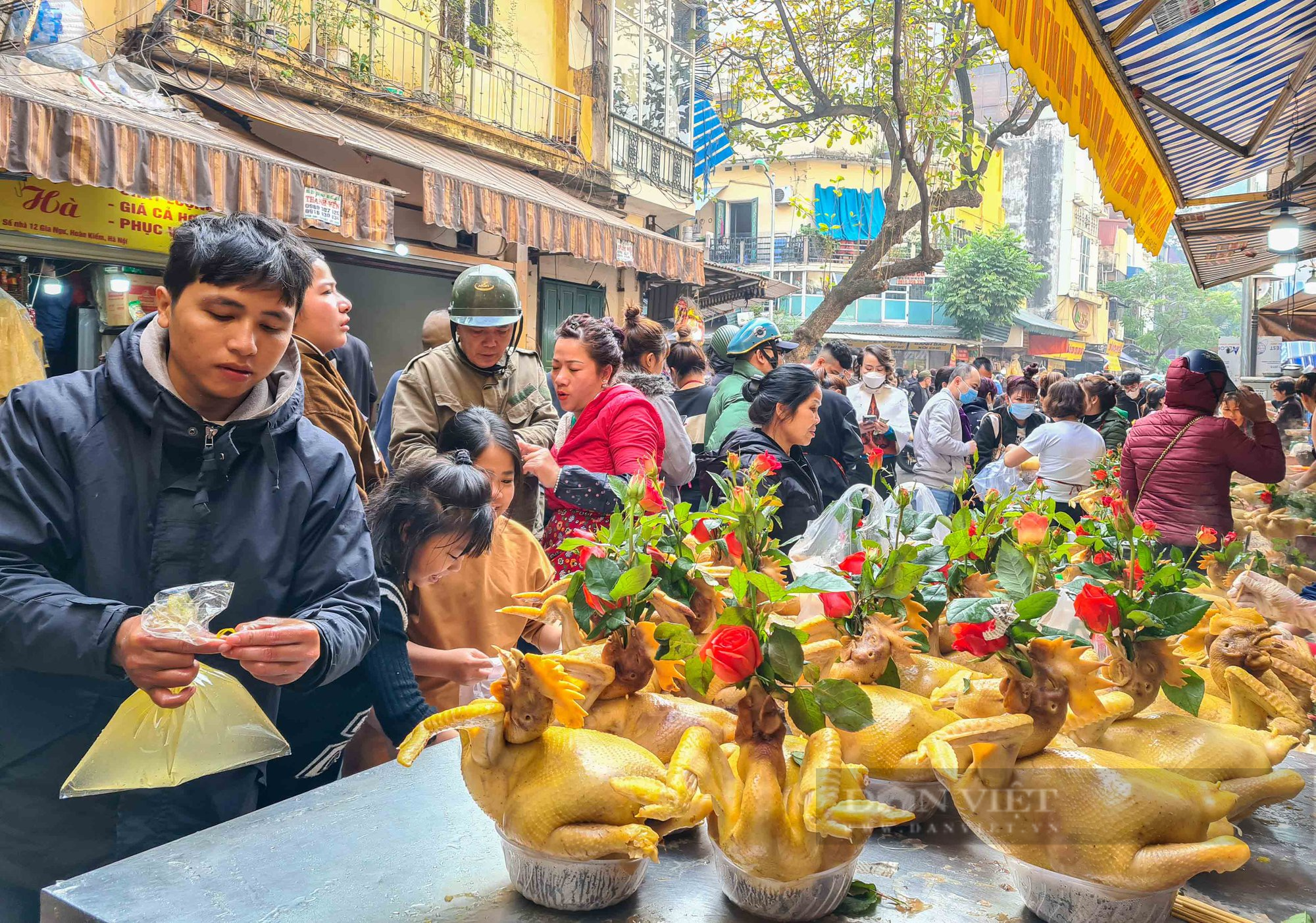 Chen chân mua gà cúng giá cả triệu ở khu chợ nhàu giàu   - Ảnh 3.