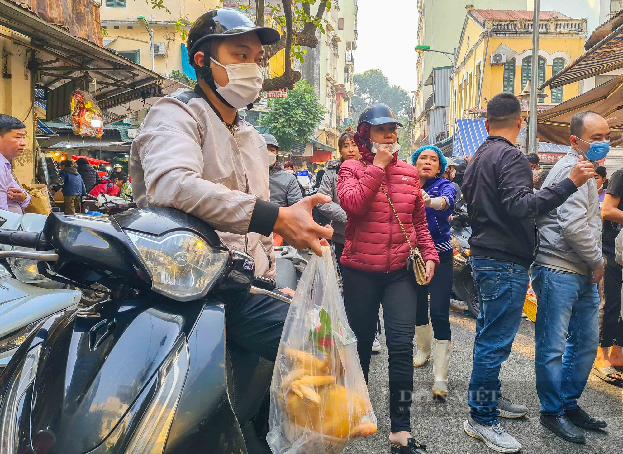 Chen chân mua gà cúng giá cả triệu ở khu chợ nhàu giàu   - Ảnh 9.