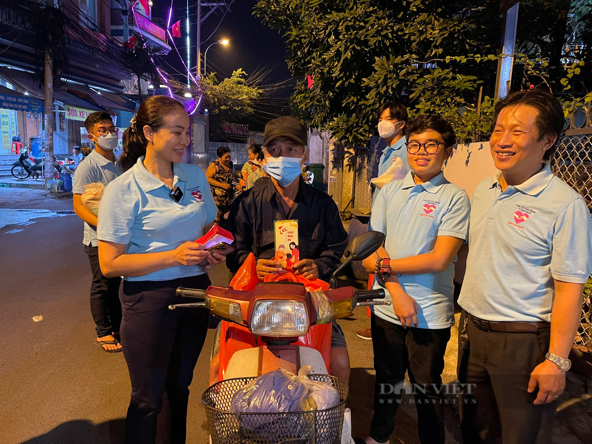 Hàng chục y bác sĩ cùng chung tay chăm lo cho người nghèo ở TP.HCM có Tết Nguyên đán ấm áp - Ảnh 1.