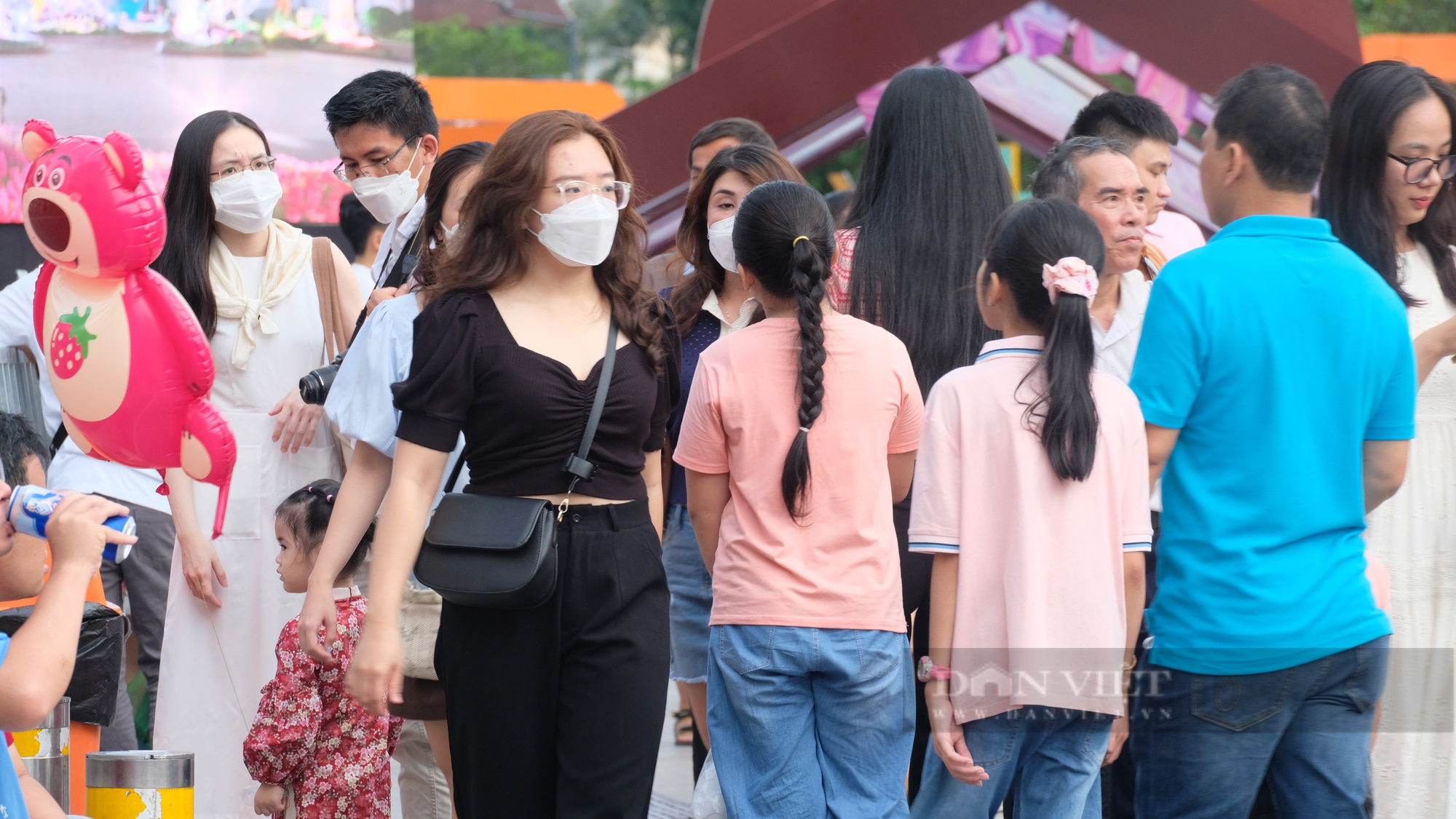 Biển người tập trung ở phố đi bộ Nguyễn Huệ chờ thời khắc bắn pháo hoa chào đón năm mới 2023 - Ảnh 7.
