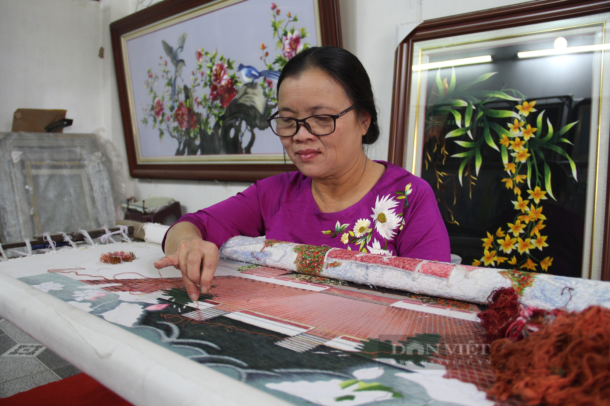Nghệ nhân làng Quất Động chia sẻ bí quyết thêu tay, tạo ra bức tranh hoàn mỹ - Ảnh 2.