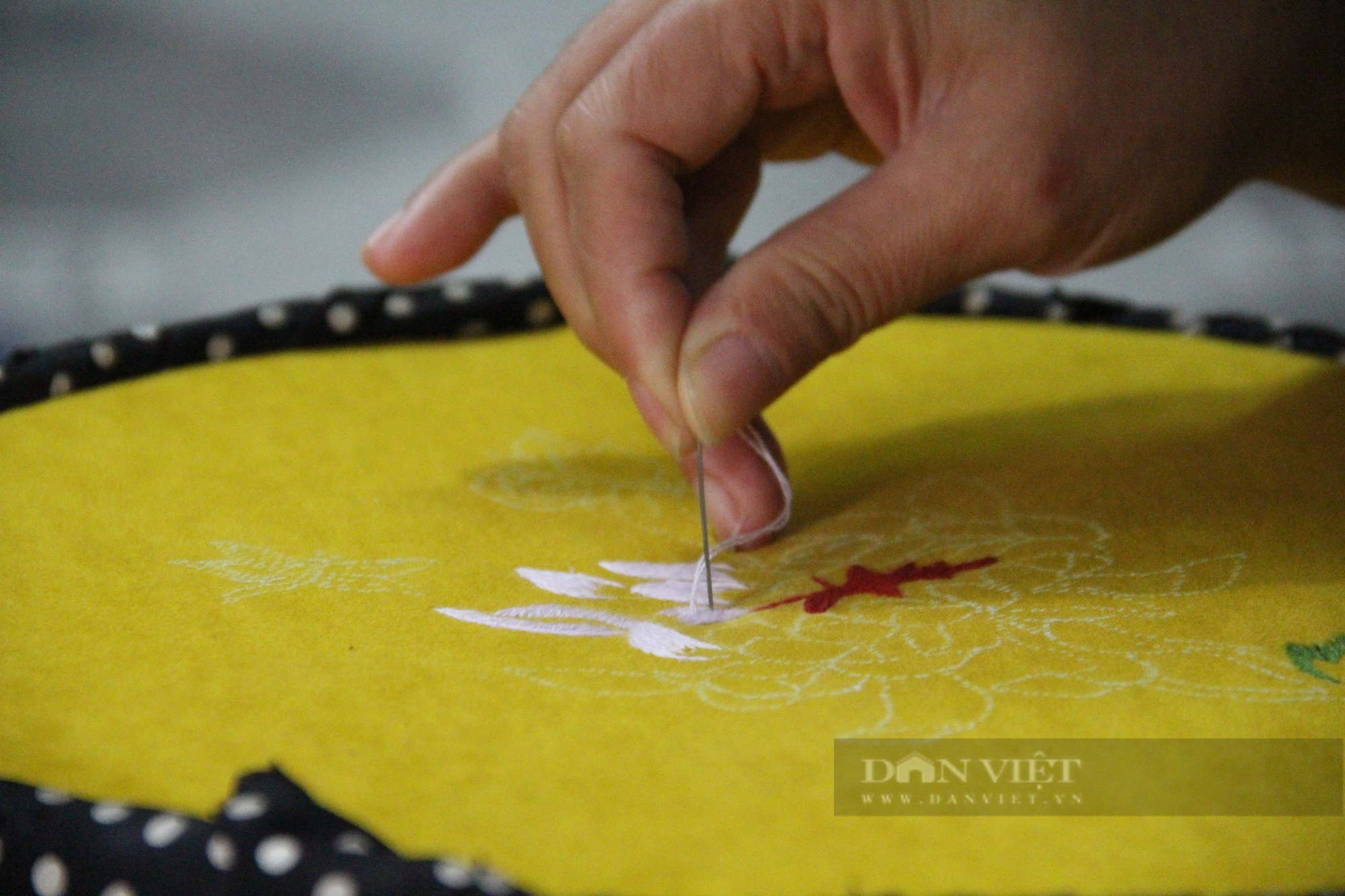 Nghệ nhân làng Quất Động chia sẻ bí quyết thêu tay, tạo ra bức tranh hoàn mỹ - Ảnh 5.