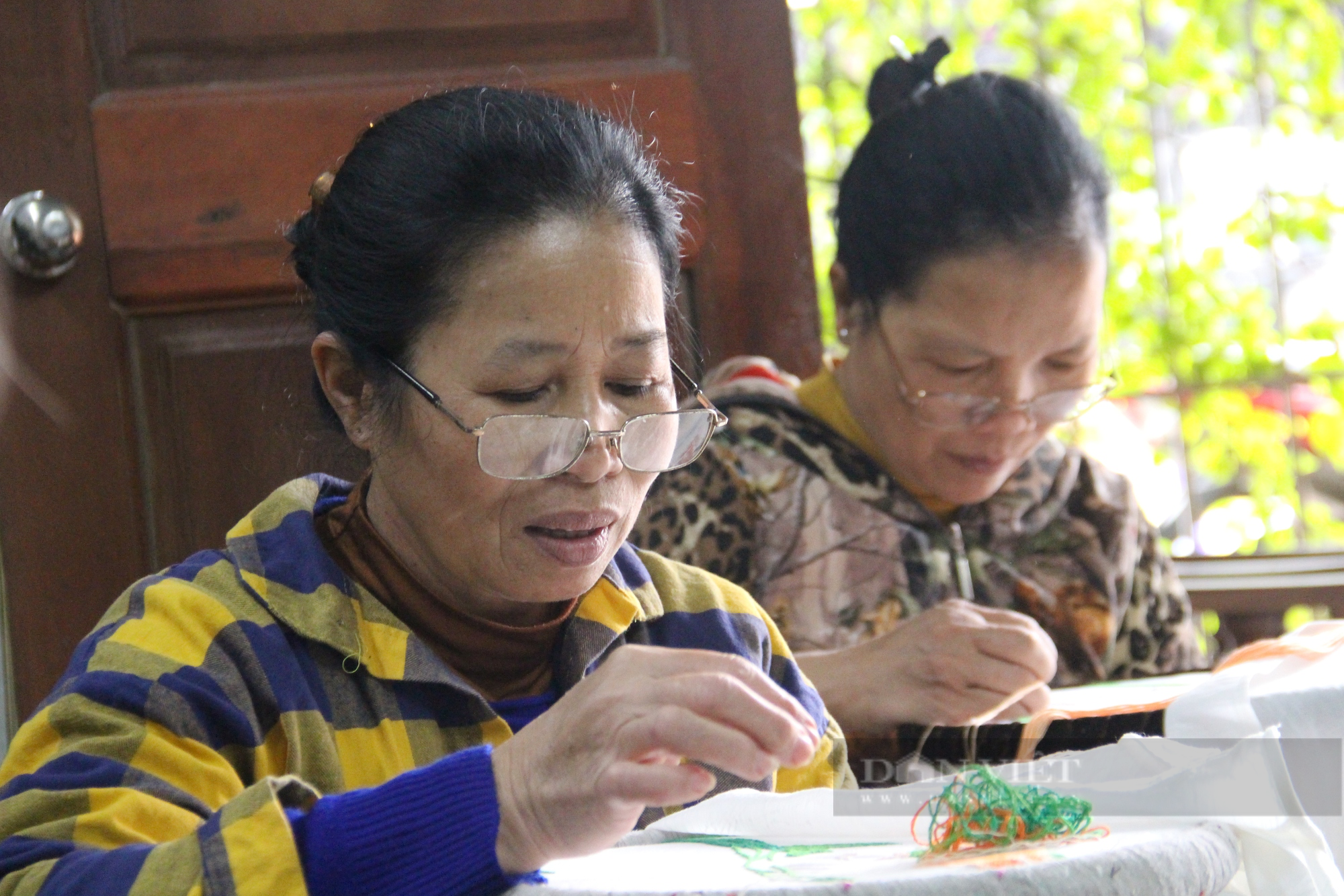 Nghệ nhân làng Quất Động chia sẻ bí quyết thêu tay, tạo ra bức tranh hoàn mỹ - Ảnh 6.
