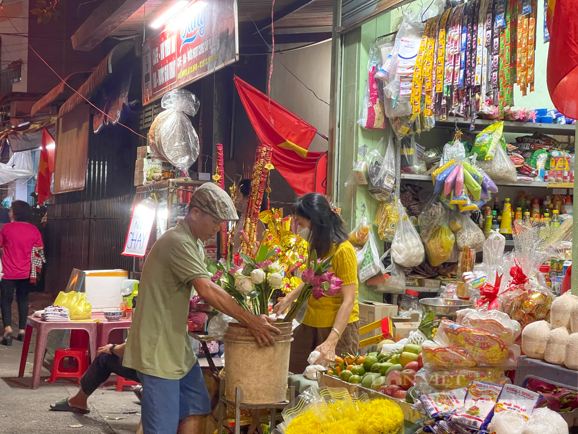 Đồng Nai: Những phận đời gác lại giây phút sum vầy bên gia đình, tất bật mưu sinh trong đêm giao thừa - Ảnh 2.