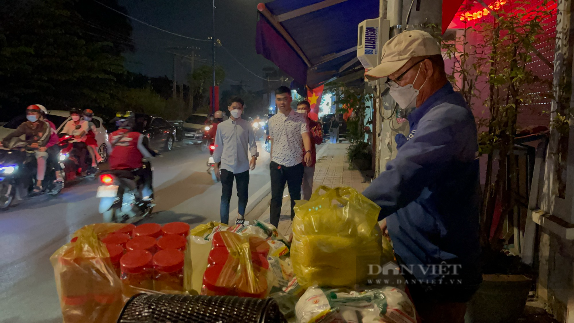 Đồng Nai: Những phận đời gác lại giây phút sum vầy bên gia đình, tất bật mưu sinh trong đêm giao thừa - Ảnh 15.