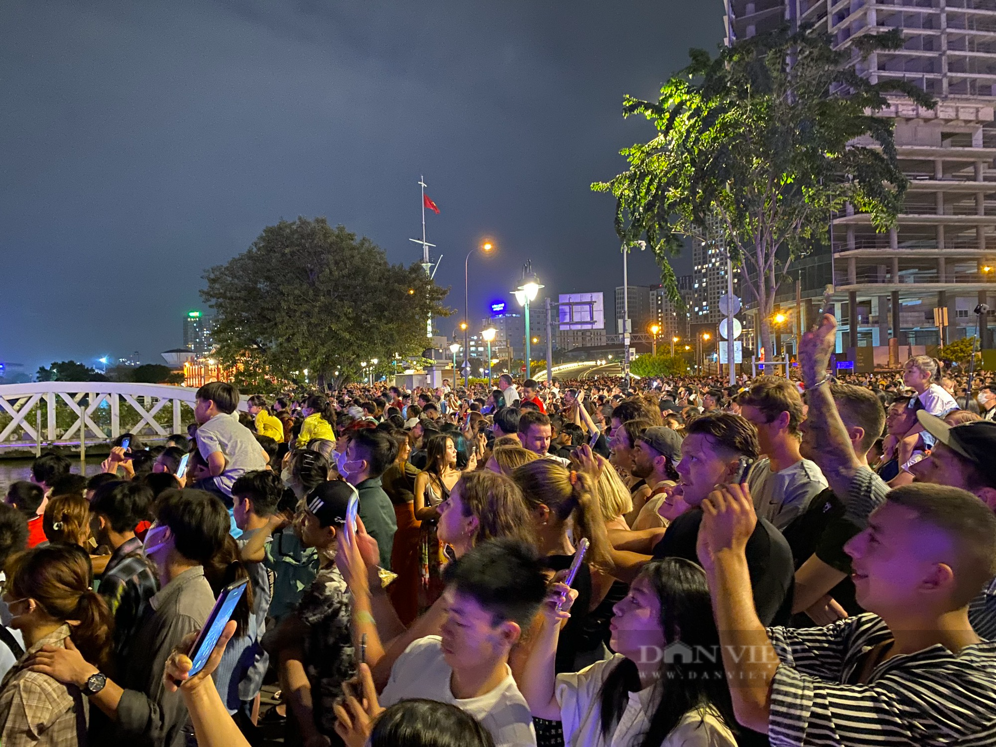 Hàng ngàn người tại Công viên bến Bạch Đằng vỡ òa  chứng kiến thời khắc bắn pháo hoa chào đón Tết Quý Mão - Ảnh 2.