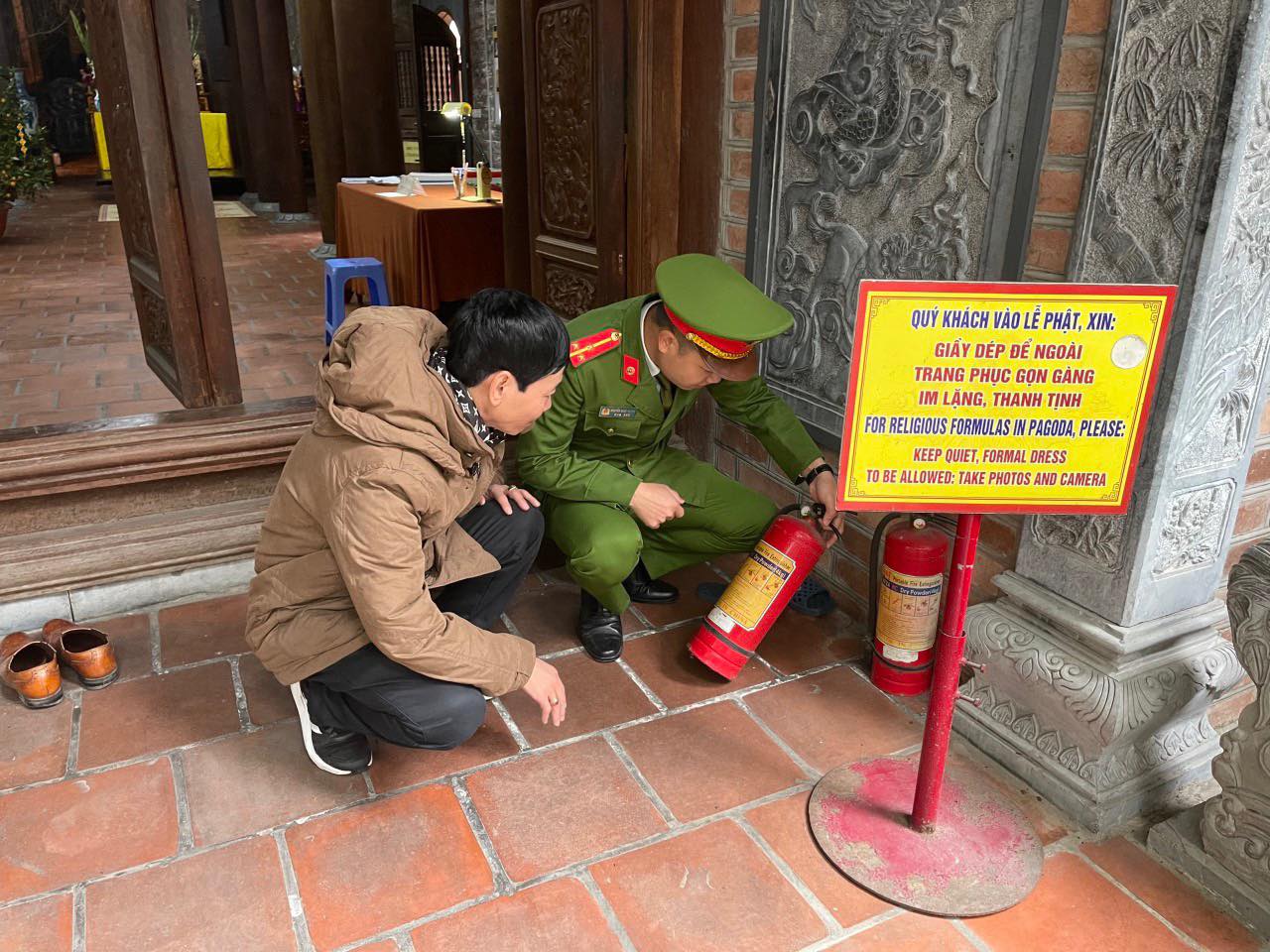 Hà Nội: Cảnh sát sẵn sàng bảo vệ trận địa pháo hoa và các điểm du lịch tâm linh phố cổ - Ảnh 1.