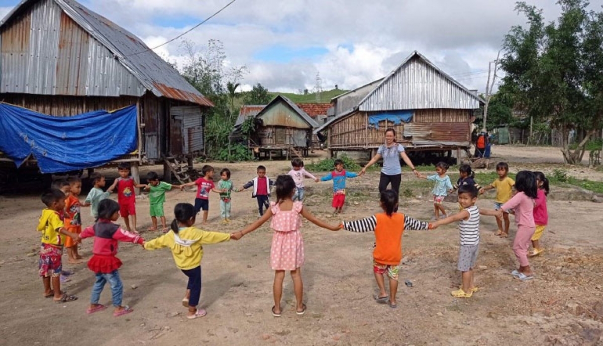 Cô giáo tự nguyện viết đơn xin cắm bản để chăm sóc học sinh dân tộc Ba Na - Ảnh 1.