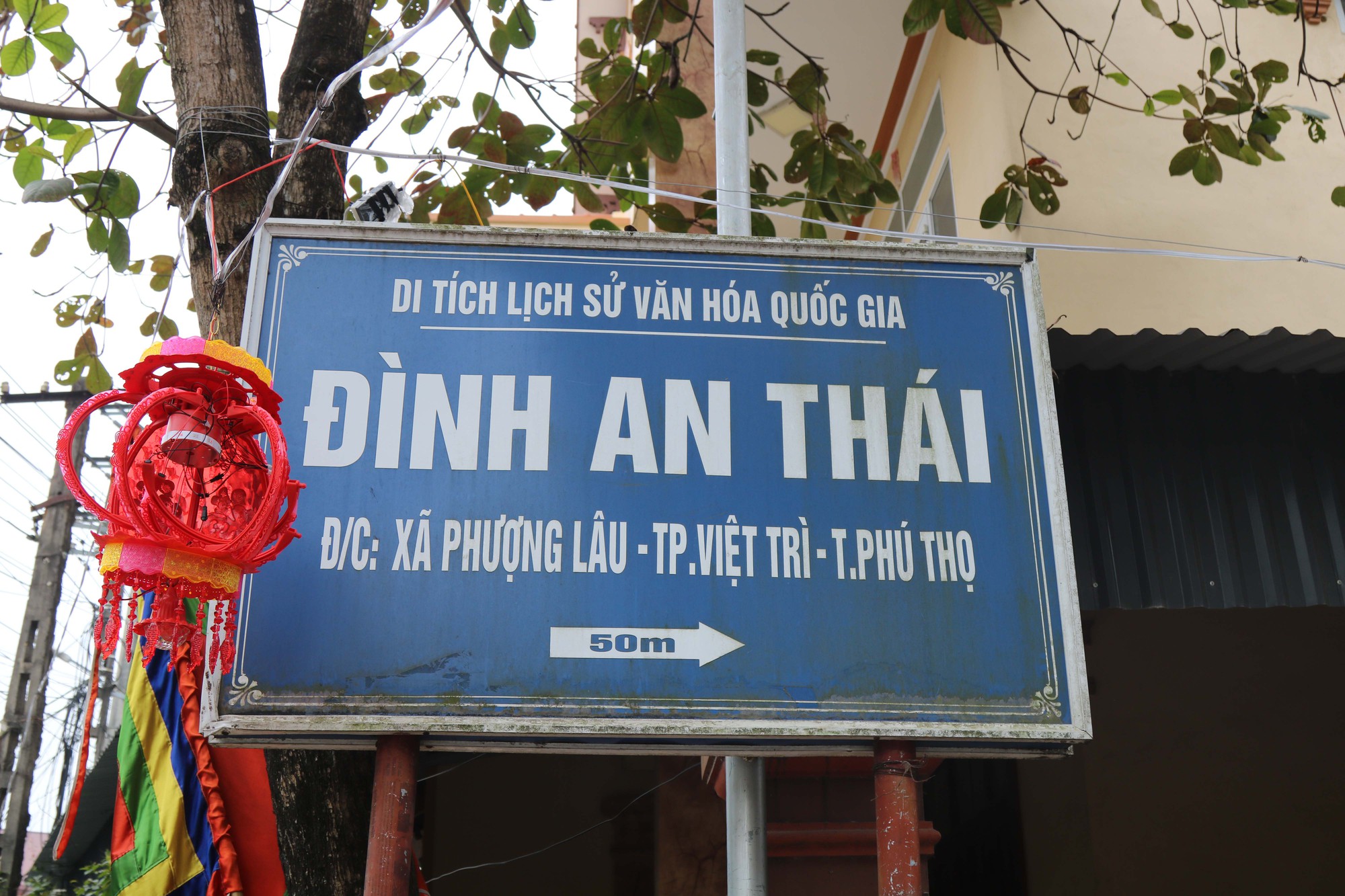 Du khách nước ngoài thích thú, tò mò khí được trải nghiệm điều này tại đình An Thái, Phú Thọ - Ảnh 2.