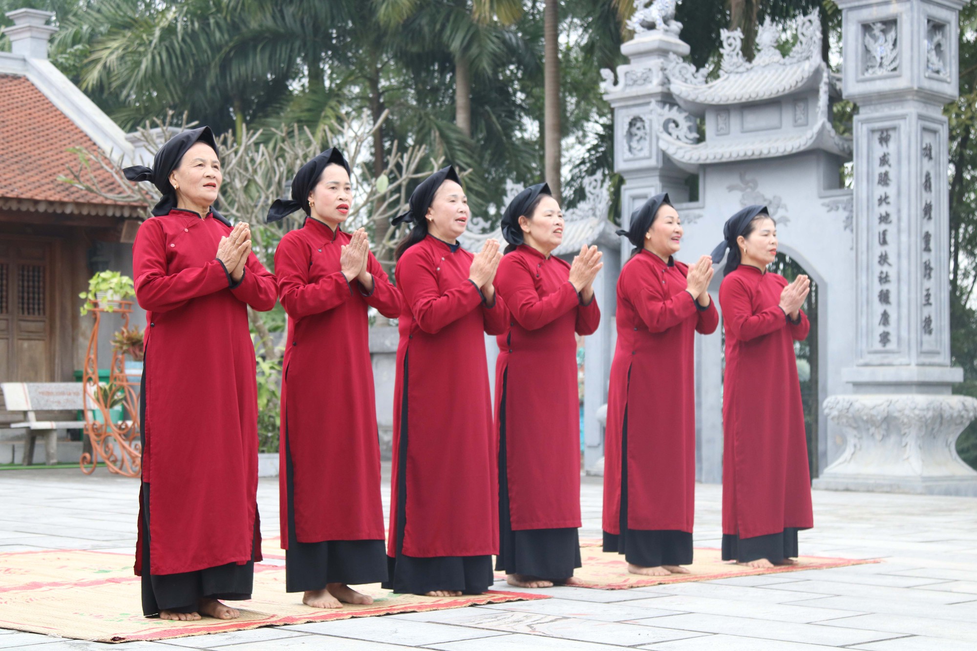 Du khách nước ngoài thích thú, tò mò khí được trải nghiệm điều này tại đình An Thái, Phú Thọ - Ảnh 3.