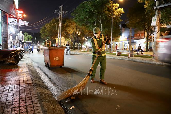 Tết bám đường của những người làm sạch đẹp phố phường - Ảnh 1.