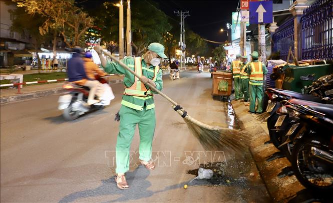 Tết bám đường của những người làm sạch đẹp phố phường - Ảnh 2.