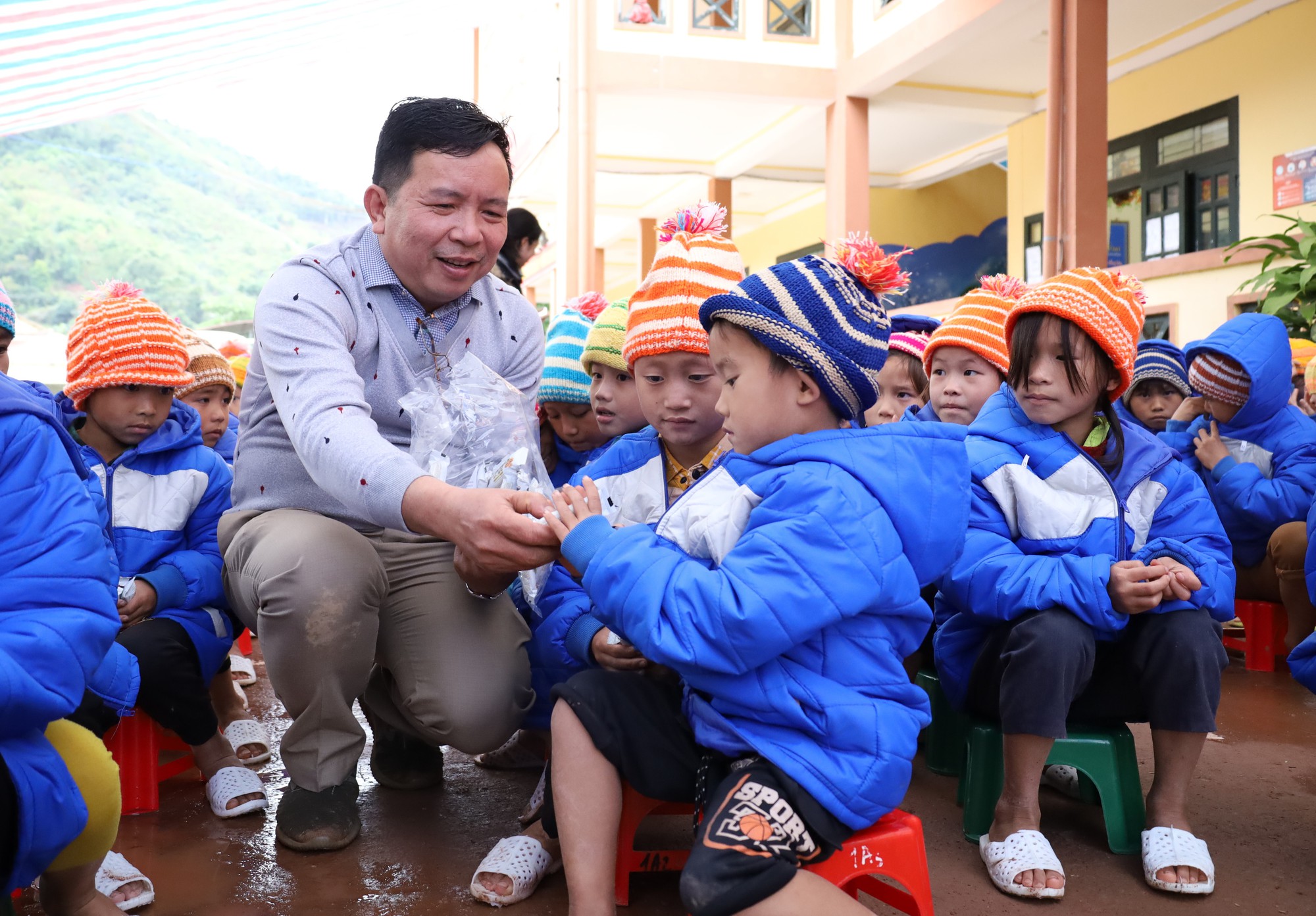 Hành trình “gieo hạt thóc vàng” - tiếp lửa yêu thương của Nha khoa Sài Gòn H.N 
 - Ảnh 2.